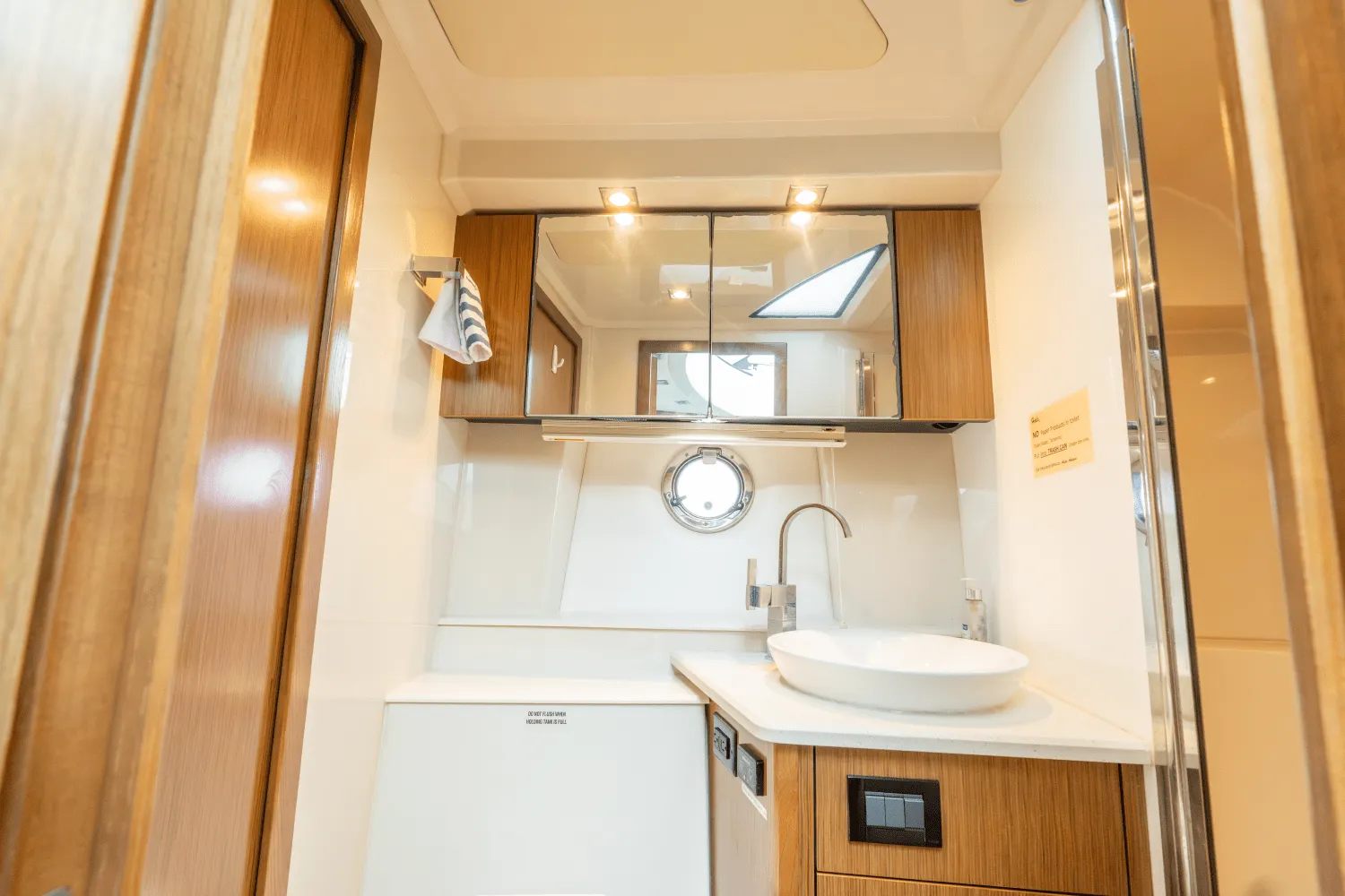 2016 Cruisers Yachts CANTIUS Image Thumbnail #17