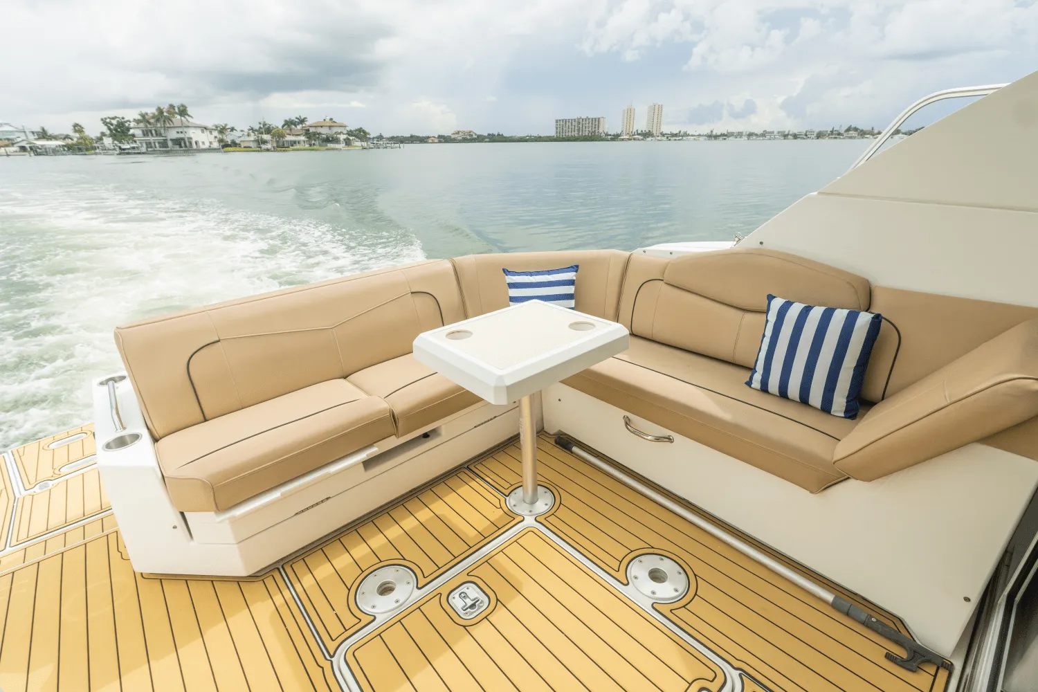 2016 Cruisers Yachts CANTIUS Image Thumbnail #8