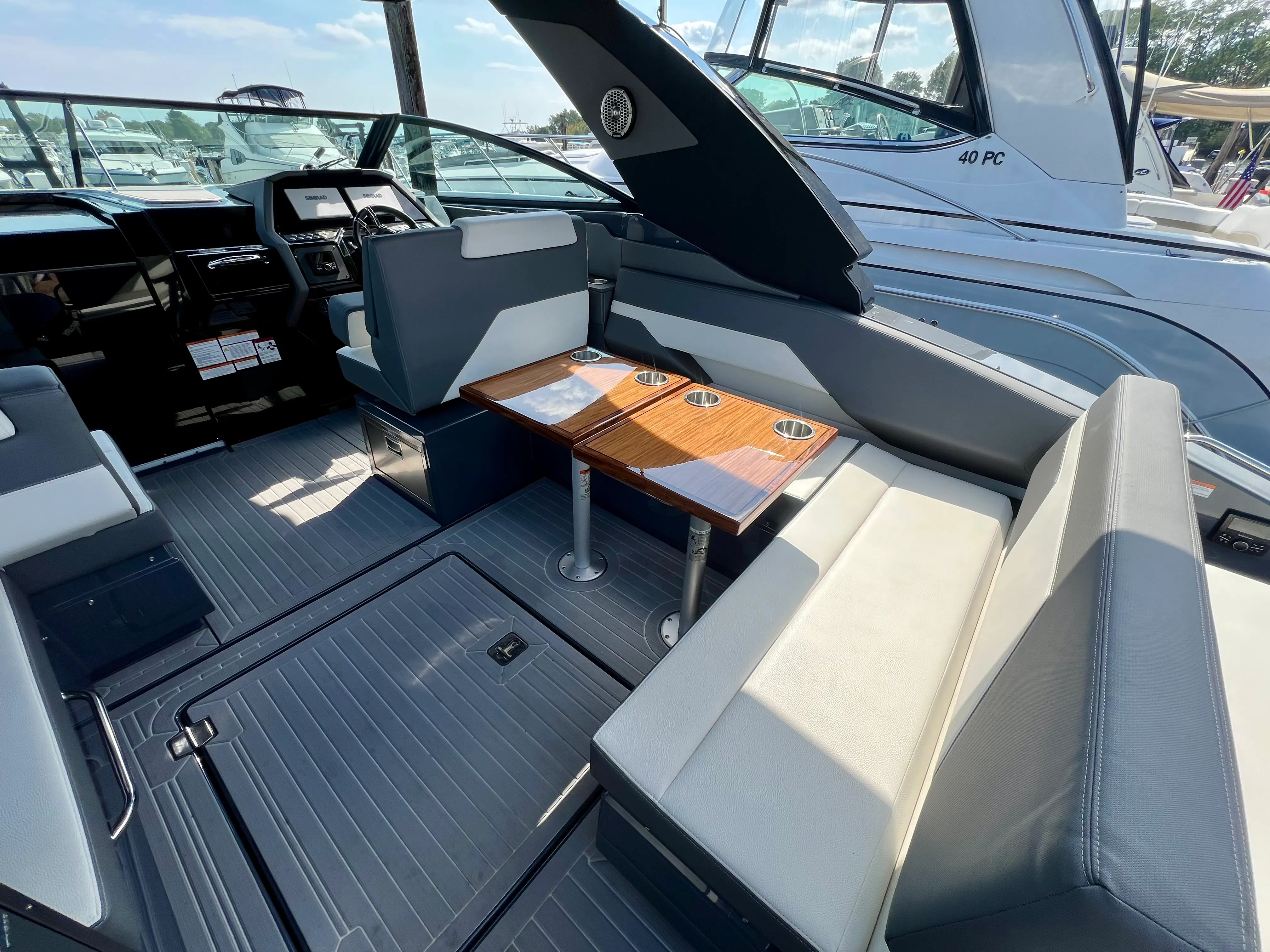 2023 Cruisers Yachts 34 GLS South Beach Outboard Image Thumbnail #9