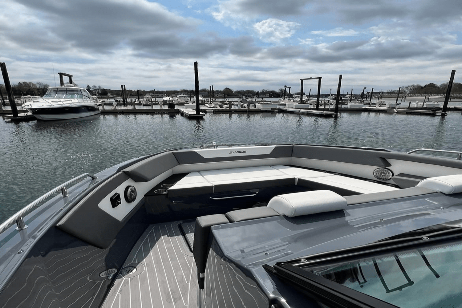 2023 Cruisers Yachts 34 GLS South Beach Outboard Image Thumbnail #8