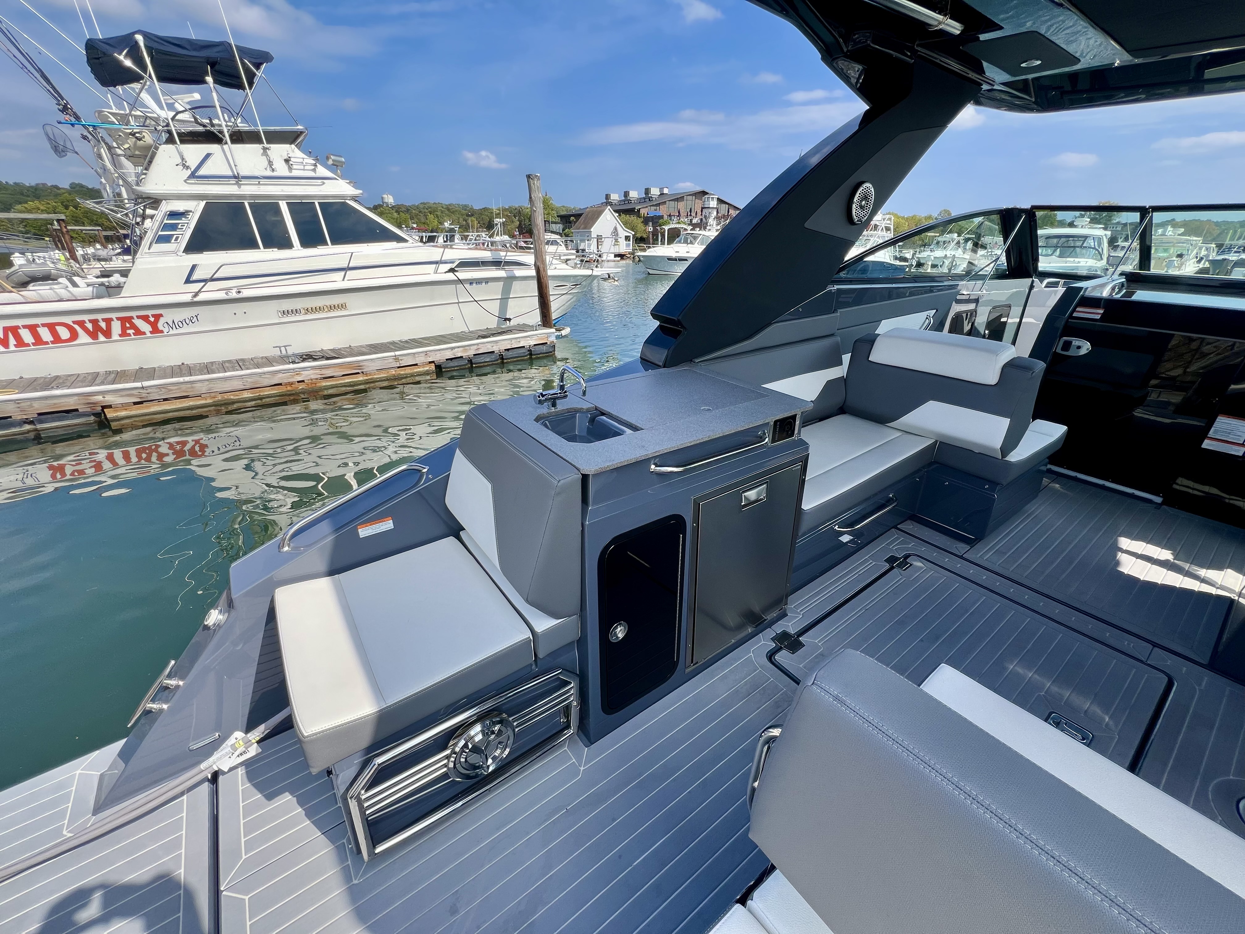 2023 Cruisers Yachts 34 GLS South Beach Outboard Image Thumbnail #7