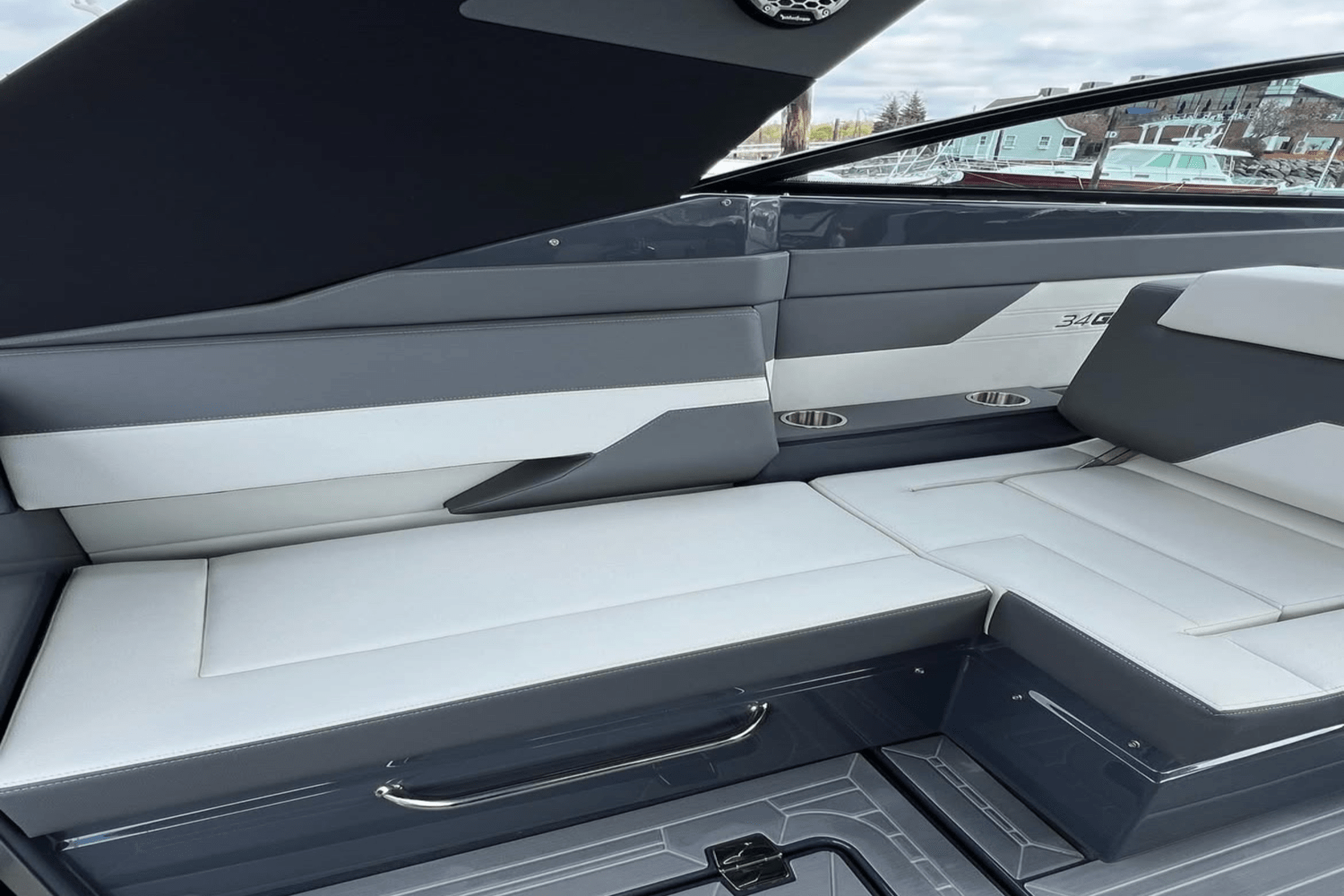 2023 Cruisers Yachts 34 GLS South Beach Outboard Image Thumbnail #4