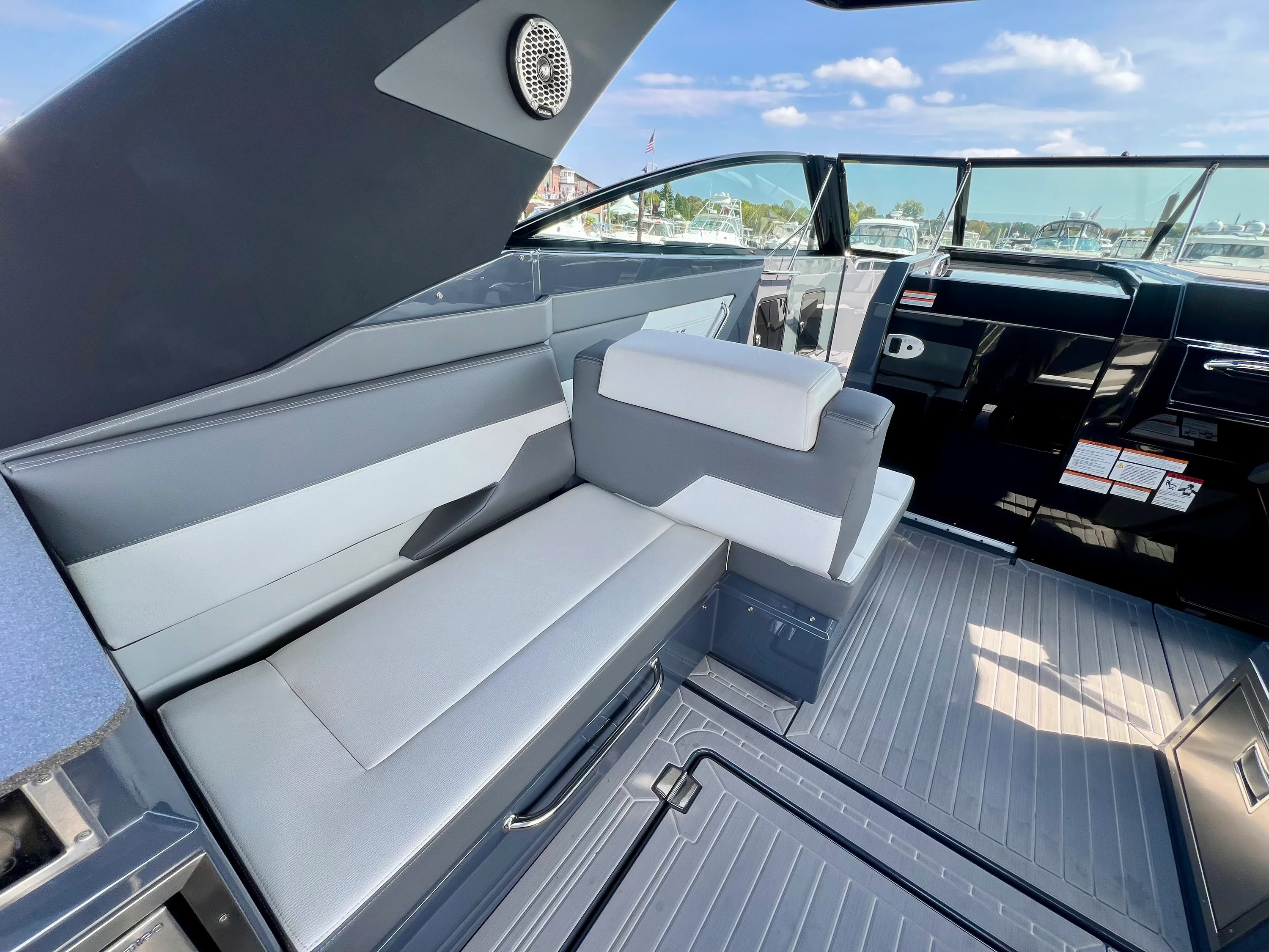 2023 Cruisers Yachts 34 GLS South Beach Outboard Image Thumbnail #10