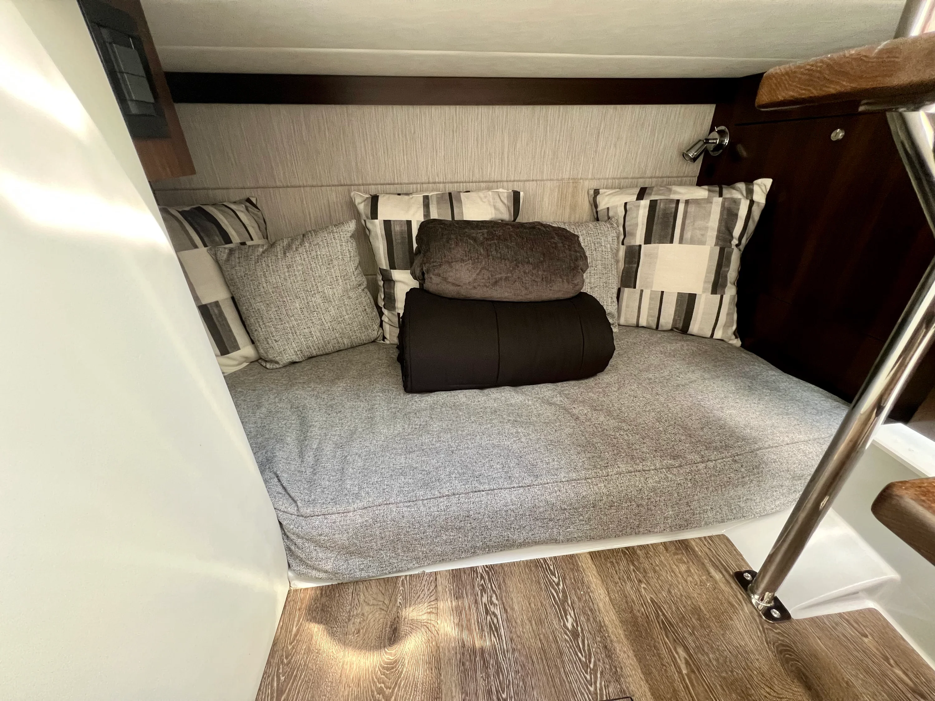 2023 Cruisers Yachts 34 GLS South Beach Outboard Image Thumbnail #16