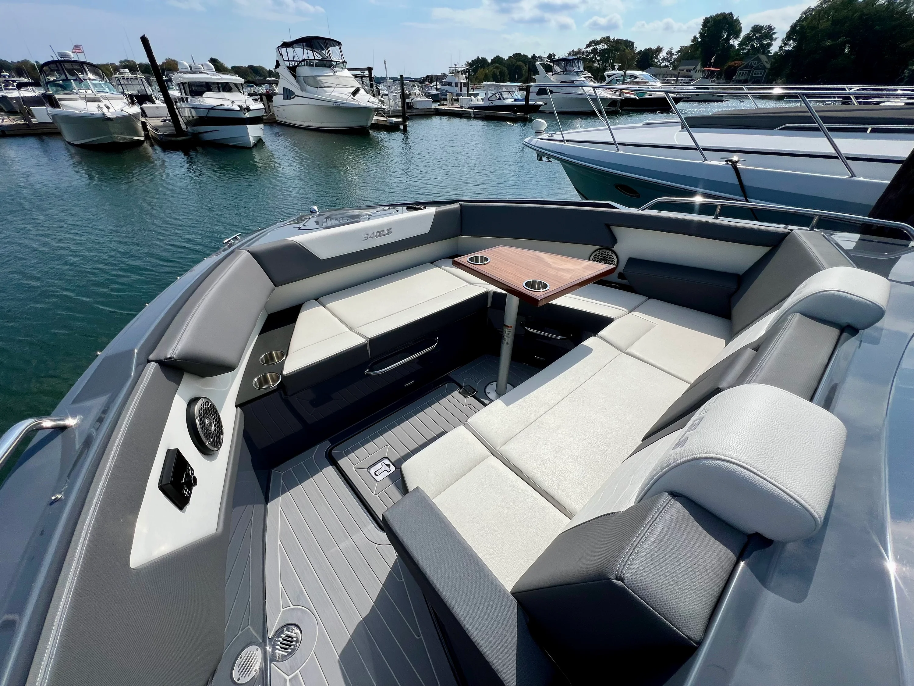 2023 Cruisers Yachts 34 GLS South Beach Outboard Image Thumbnail #18