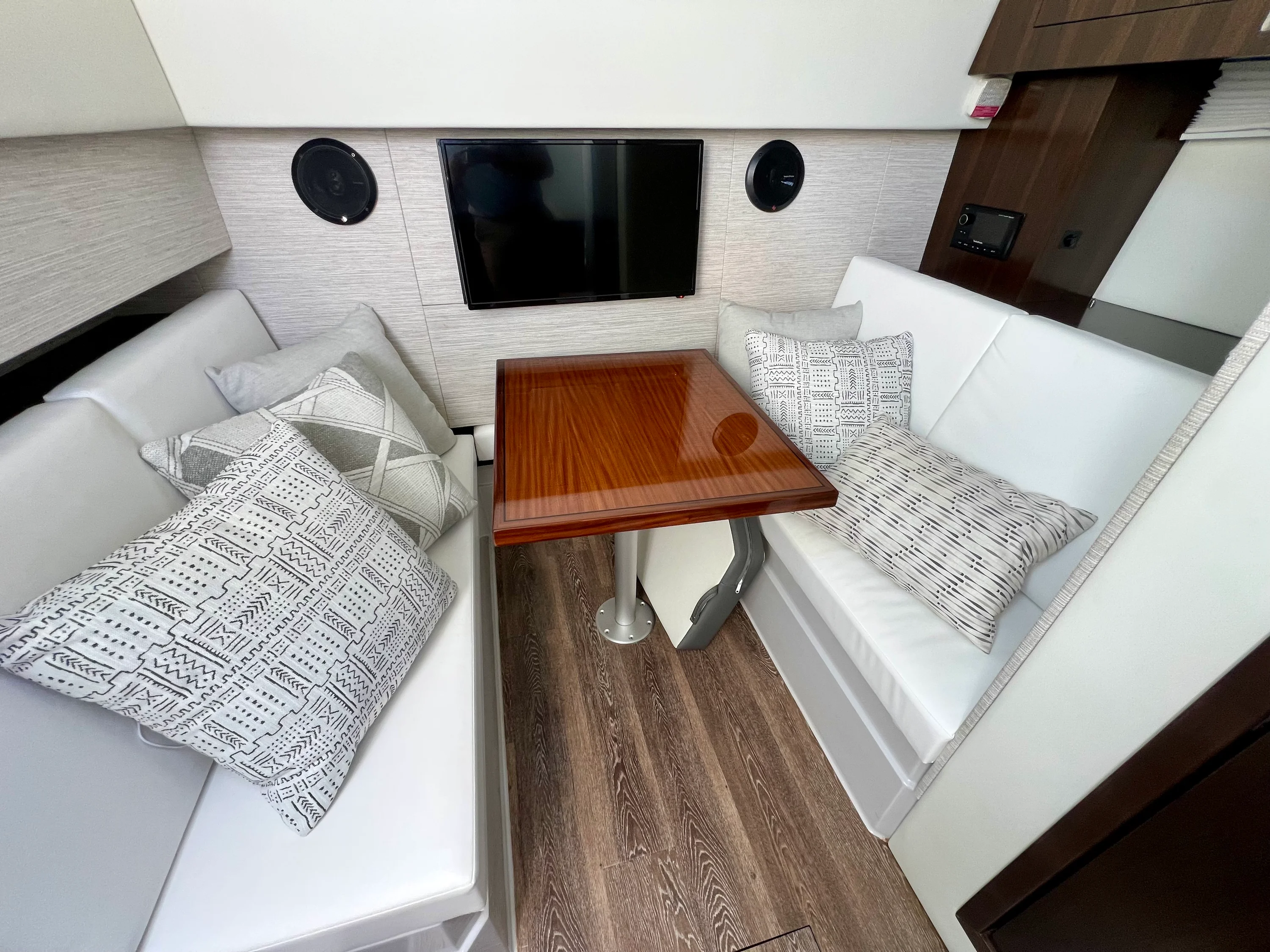 2023 Cruisers Yachts 34 GLS South Beach Outboard Image Thumbnail #15