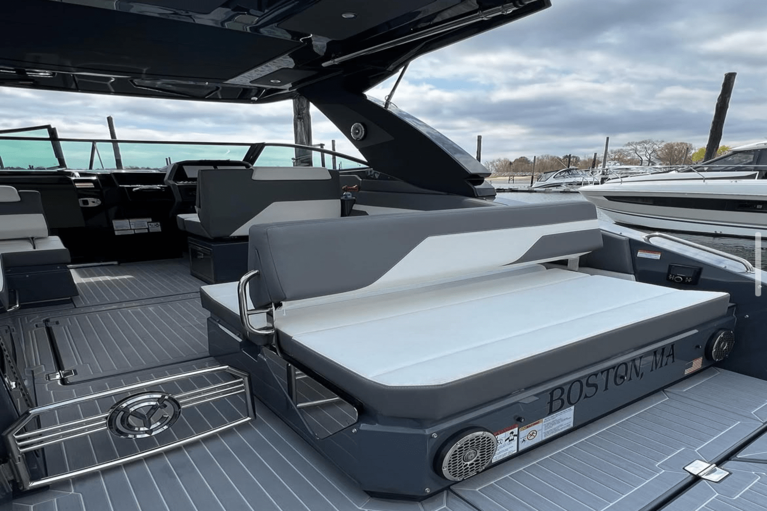 2023 Cruisers Yachts 34 GLS South Beach Outboard Image Thumbnail #2