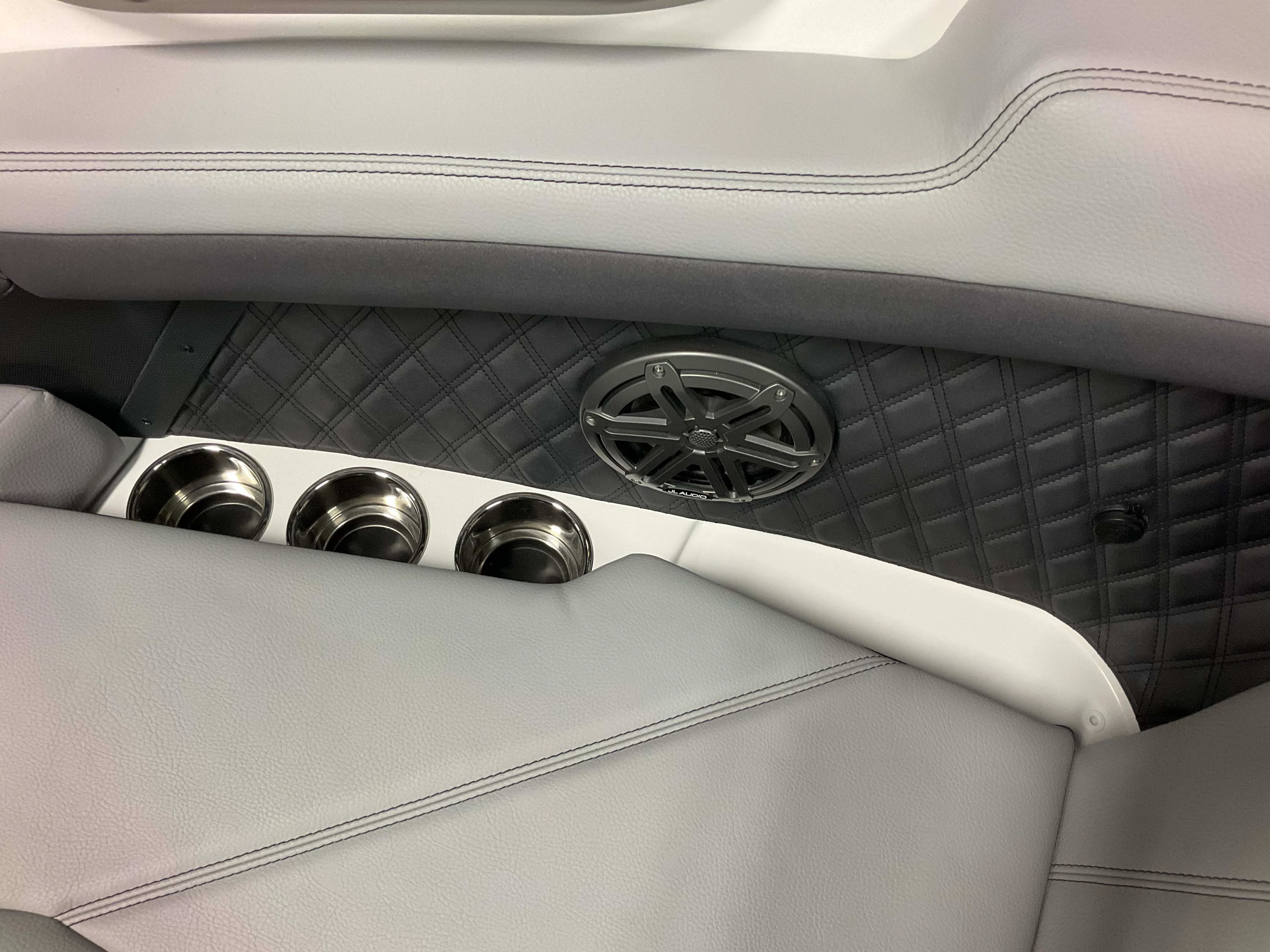 2026 Cobalt R4 Outboard Image Thumbnail #19