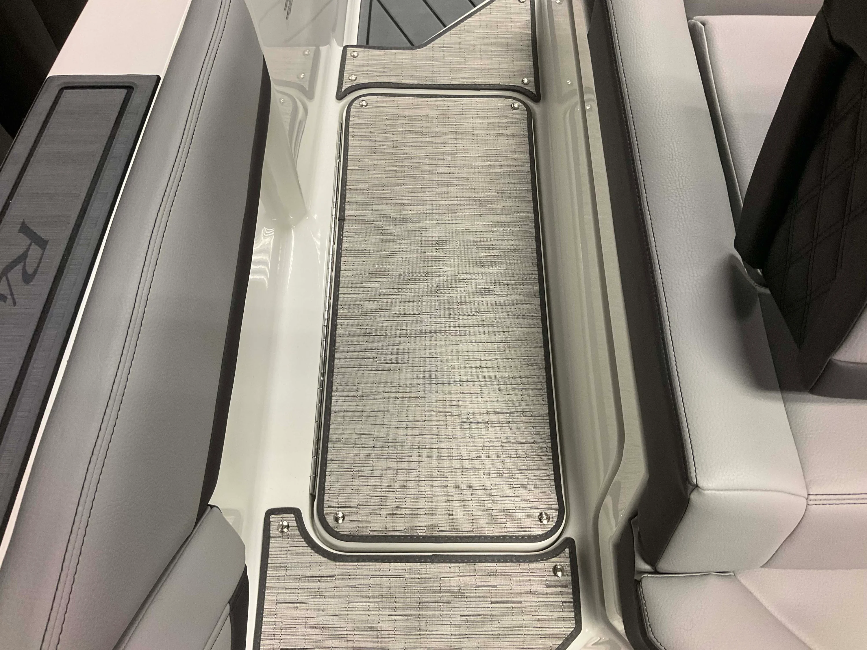 2026 Cobalt R4 Outboard Image Thumbnail #61