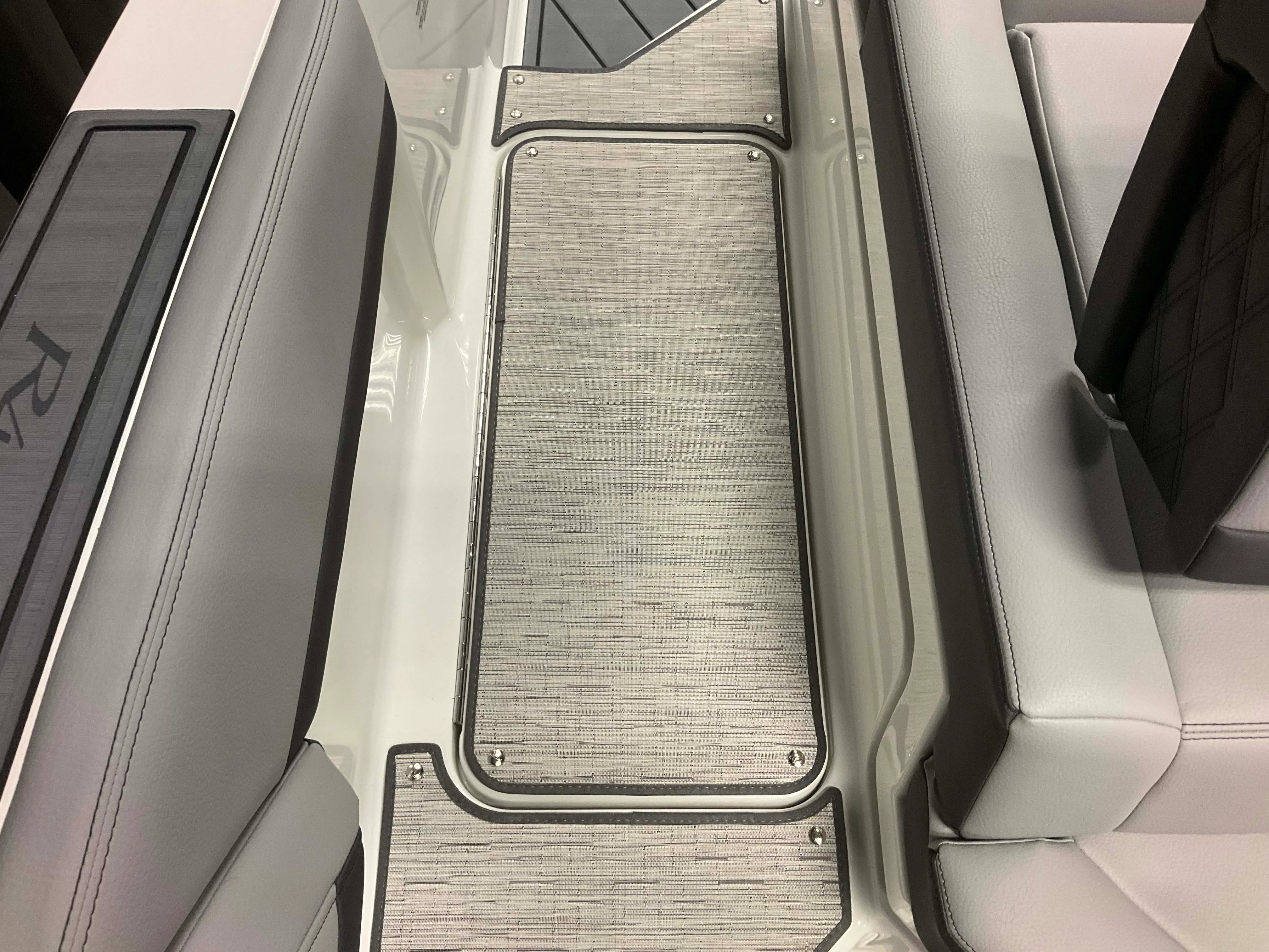 2026 Cobalt R4 Outboard Image Thumbnail #61