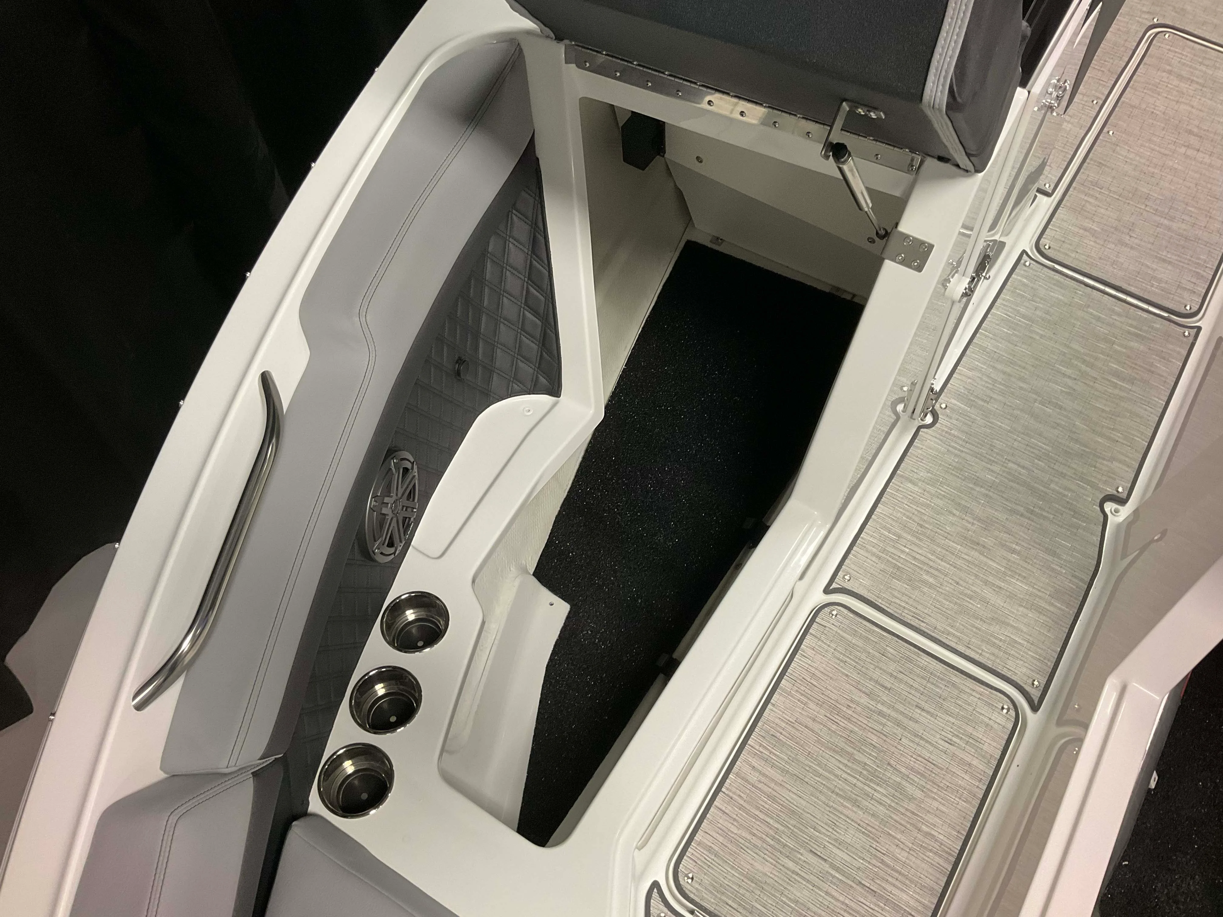 2026 Cobalt R4 Outboard Image Thumbnail #15