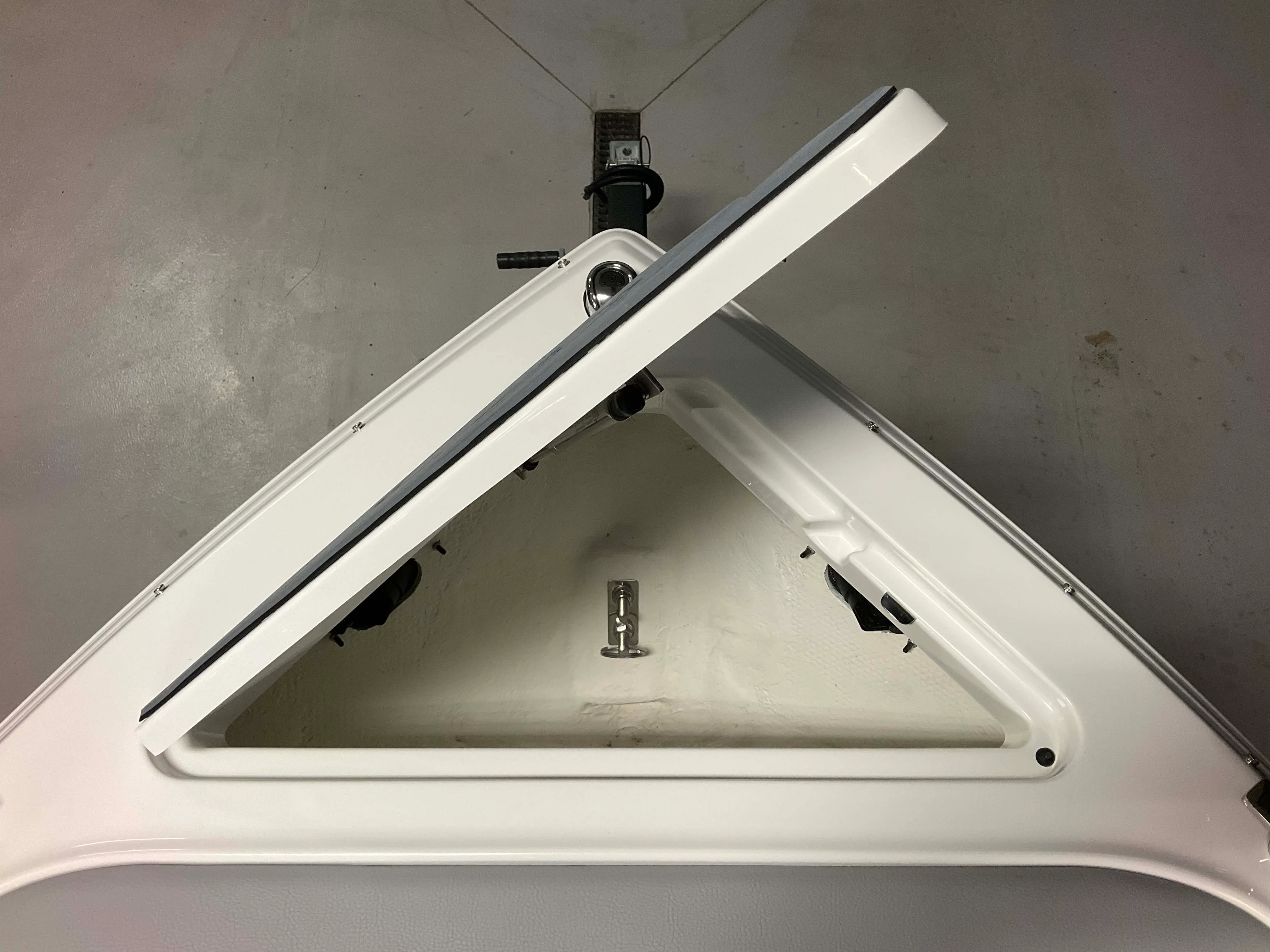 2026 Cobalt R4 Outboard Image Thumbnail #11