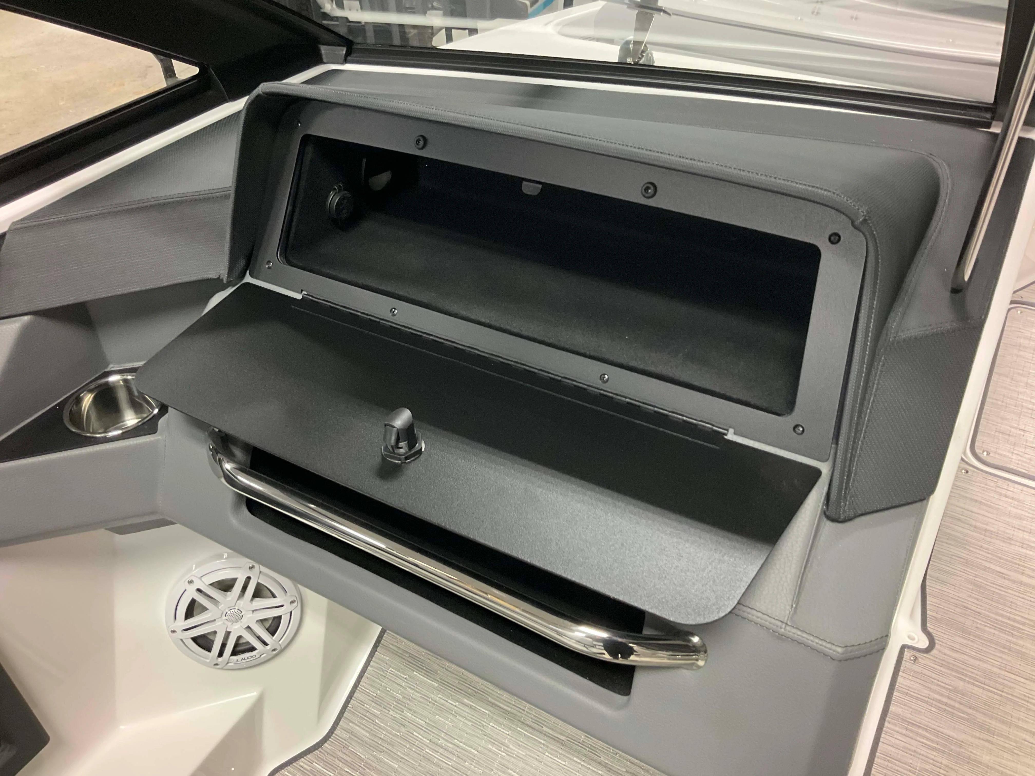 2026 Cobalt R4 Outboard Image Thumbnail #29