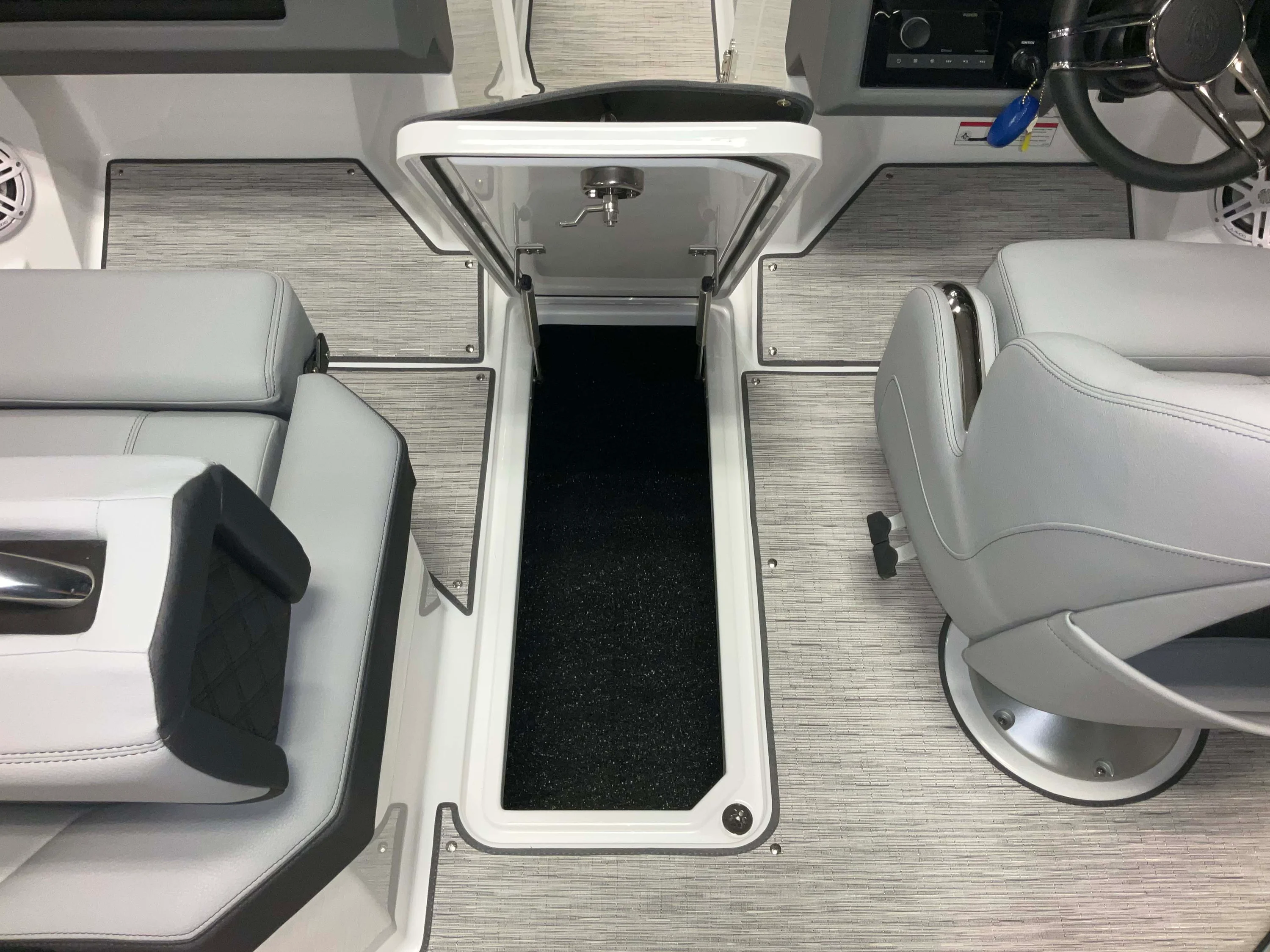 2026 Cobalt R4 Outboard Image Thumbnail #36