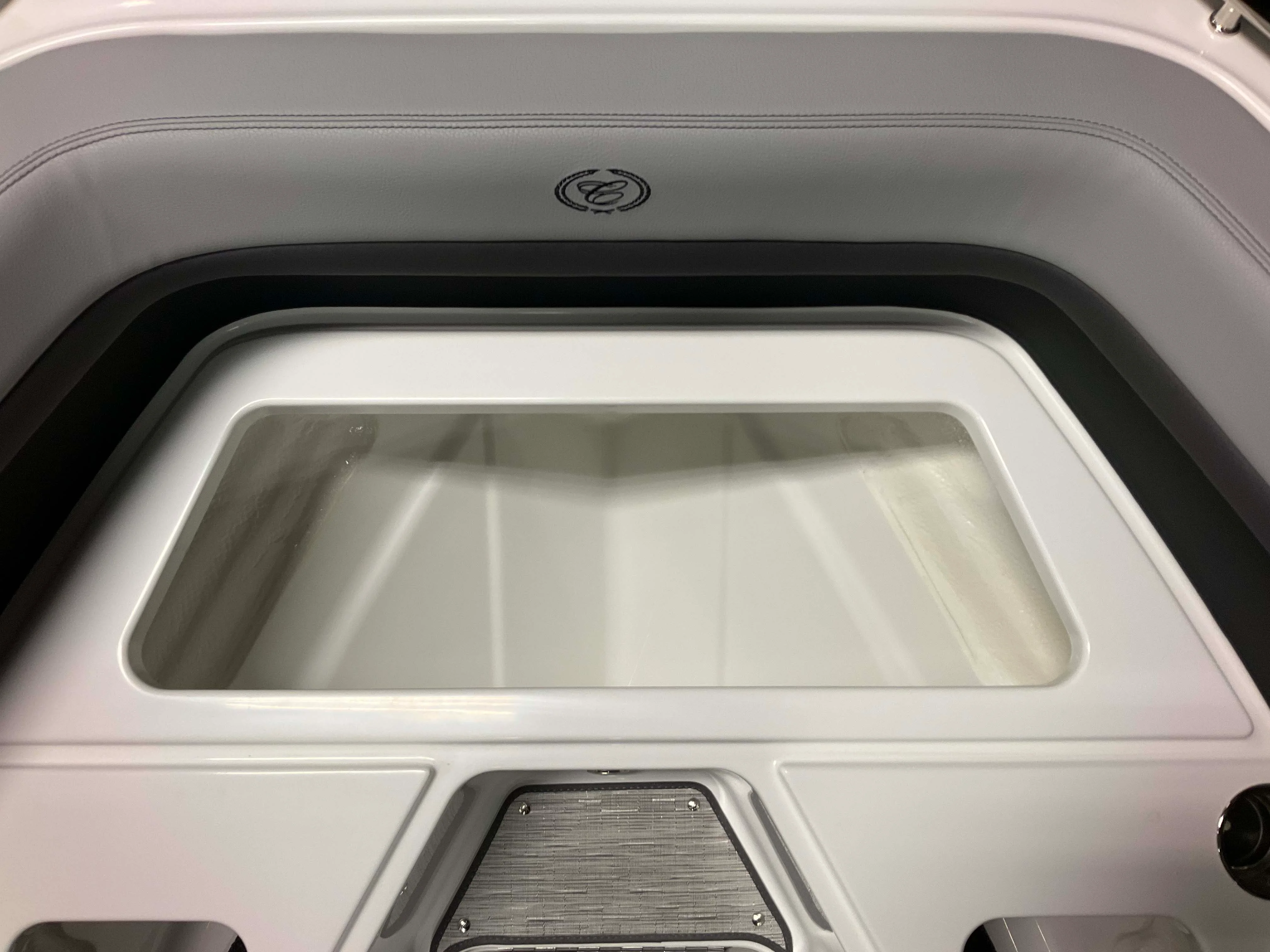 2026 Cobalt R4 Outboard Image Thumbnail #17