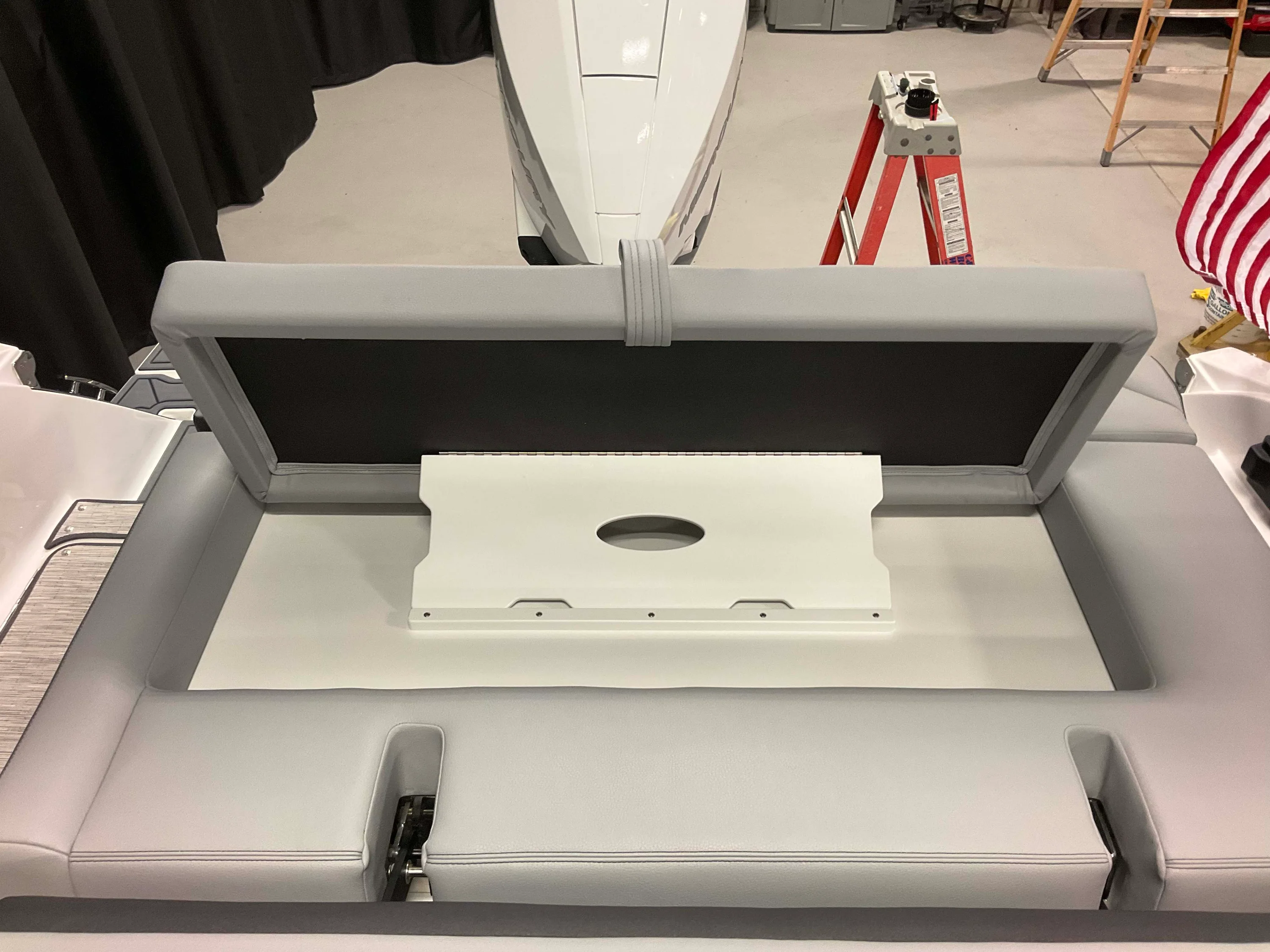 2026 Cobalt R4 Outboard Image Thumbnail #53