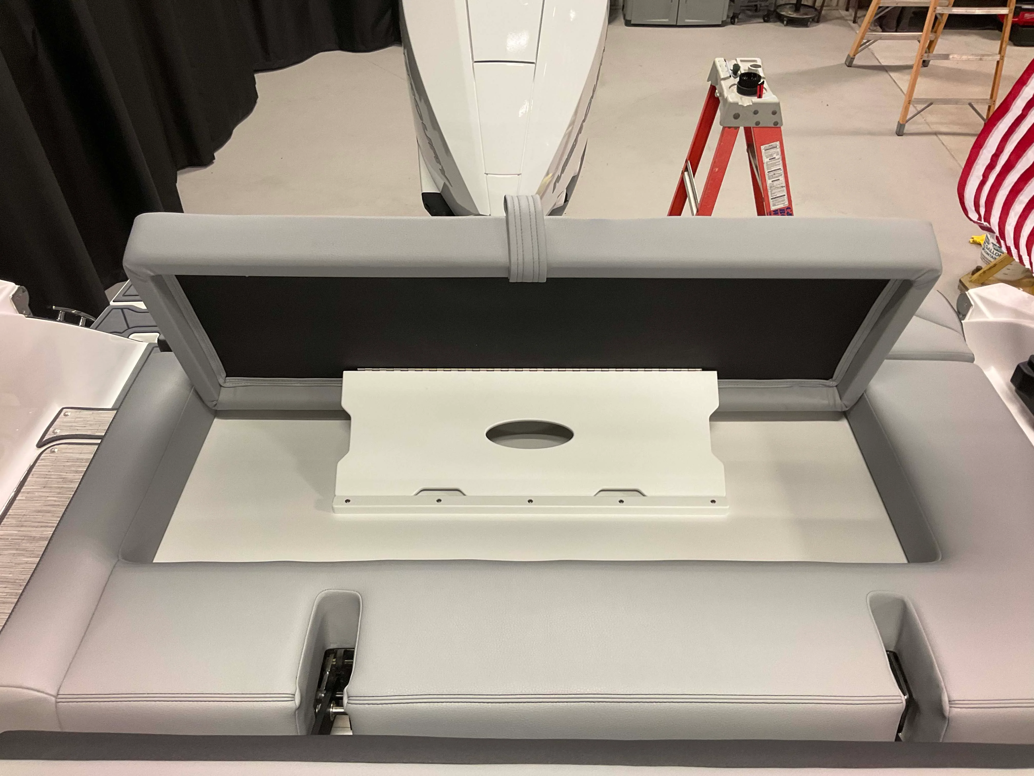 2026 Cobalt R4 Outboard Image Thumbnail #53