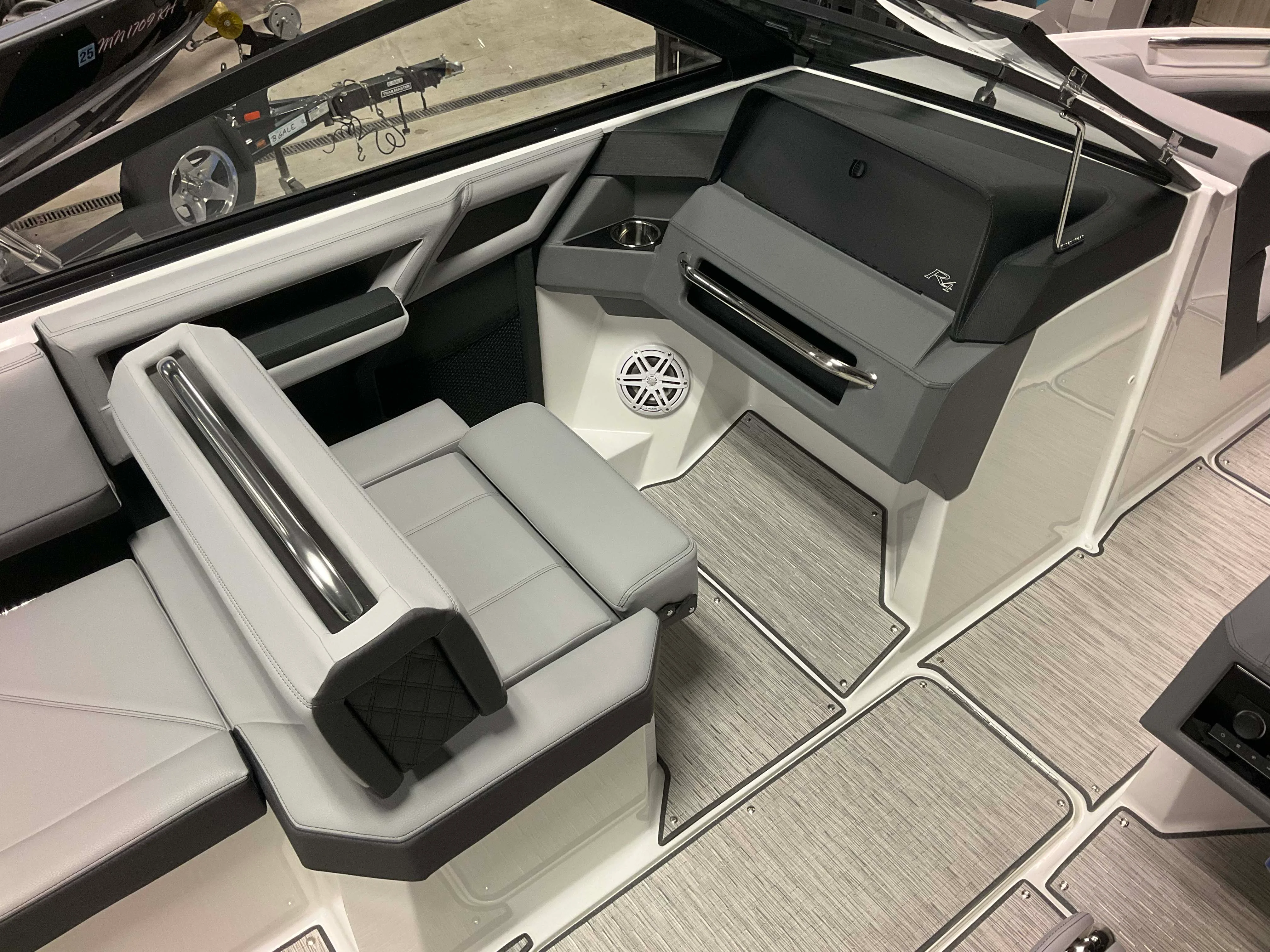 2026 Cobalt R4 Outboard Image Thumbnail #27