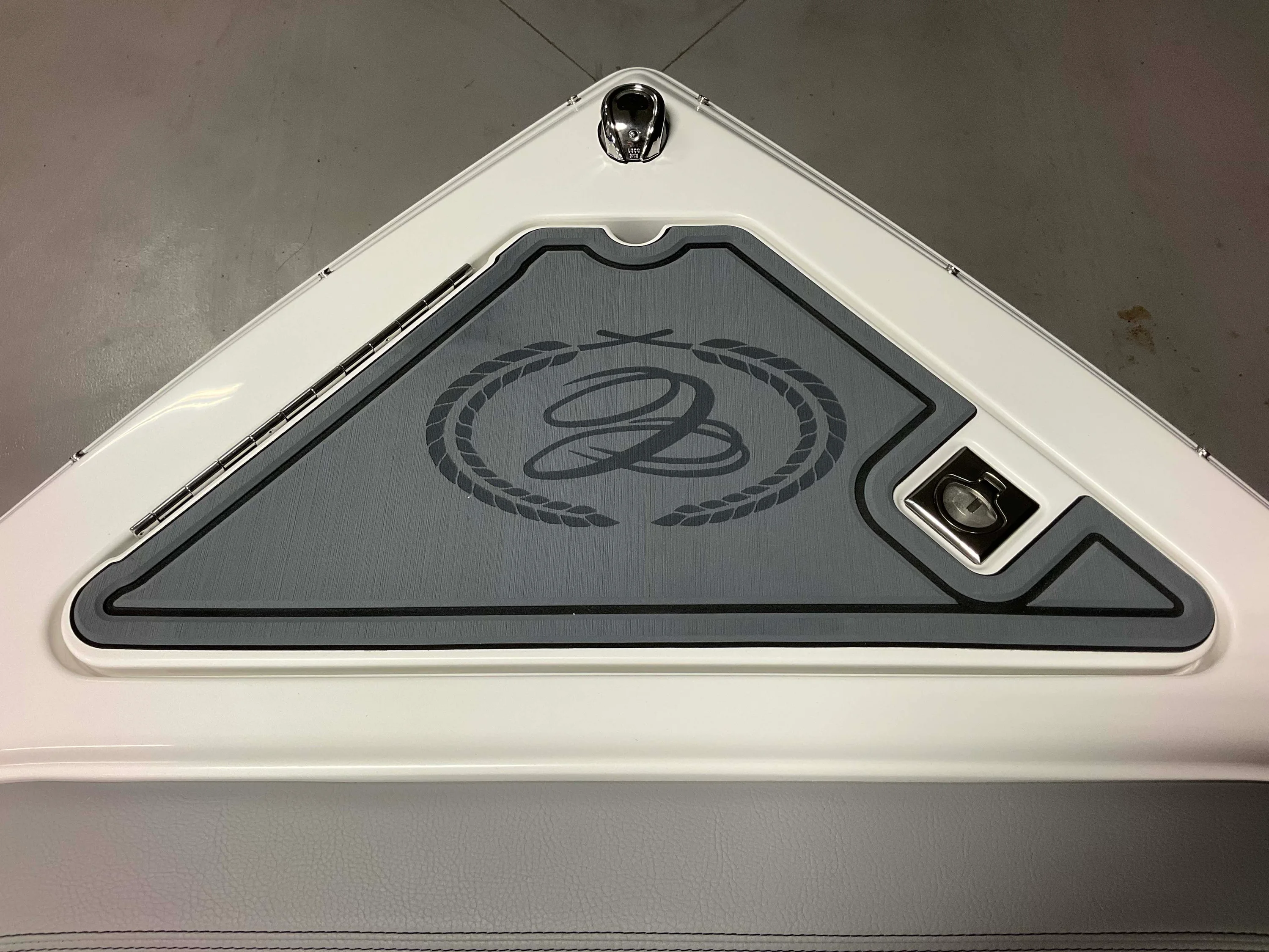 2026 Cobalt R4 Outboard Image Thumbnail #10