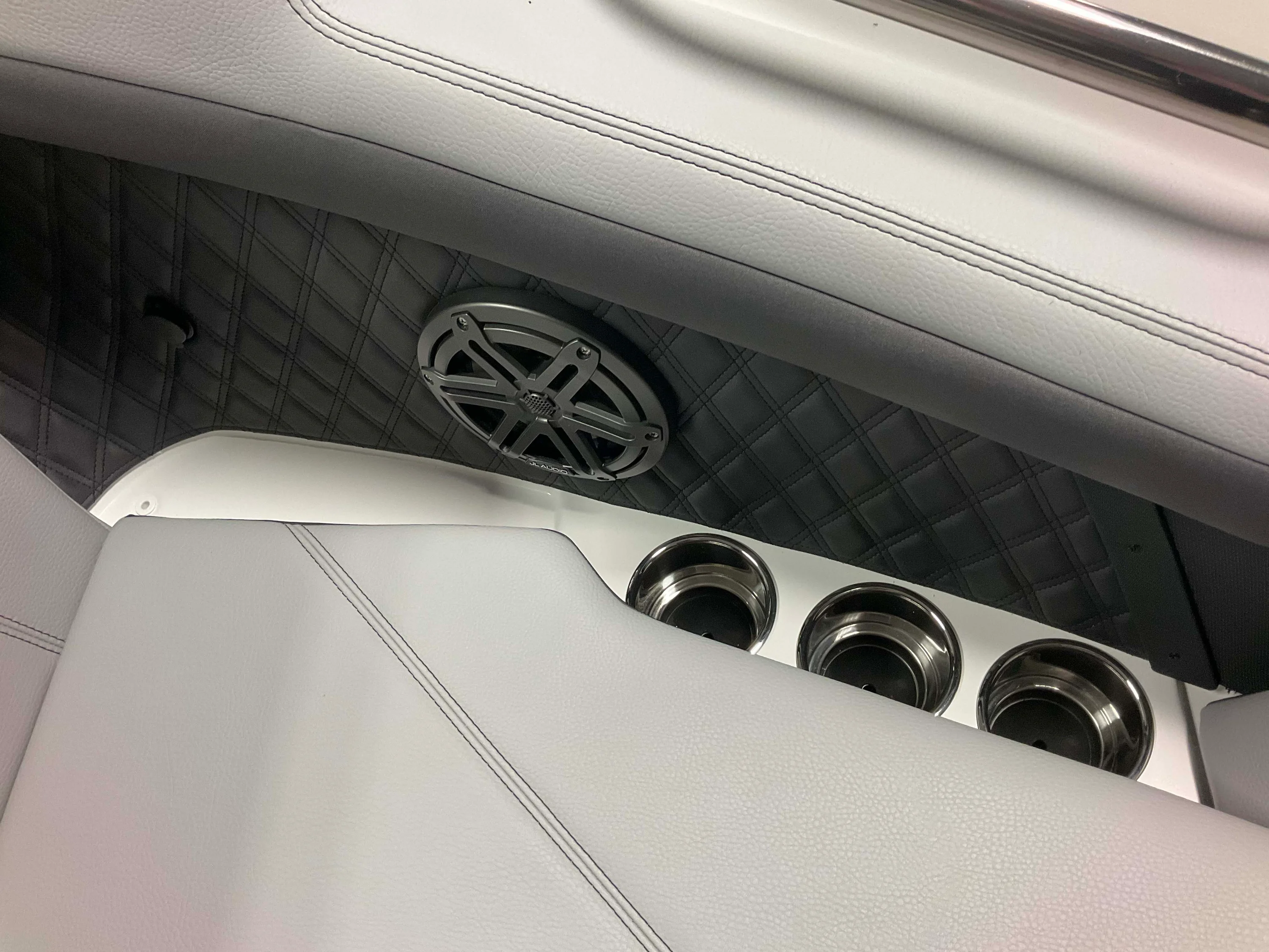 2026 Cobalt R4 Outboard Image Thumbnail #18