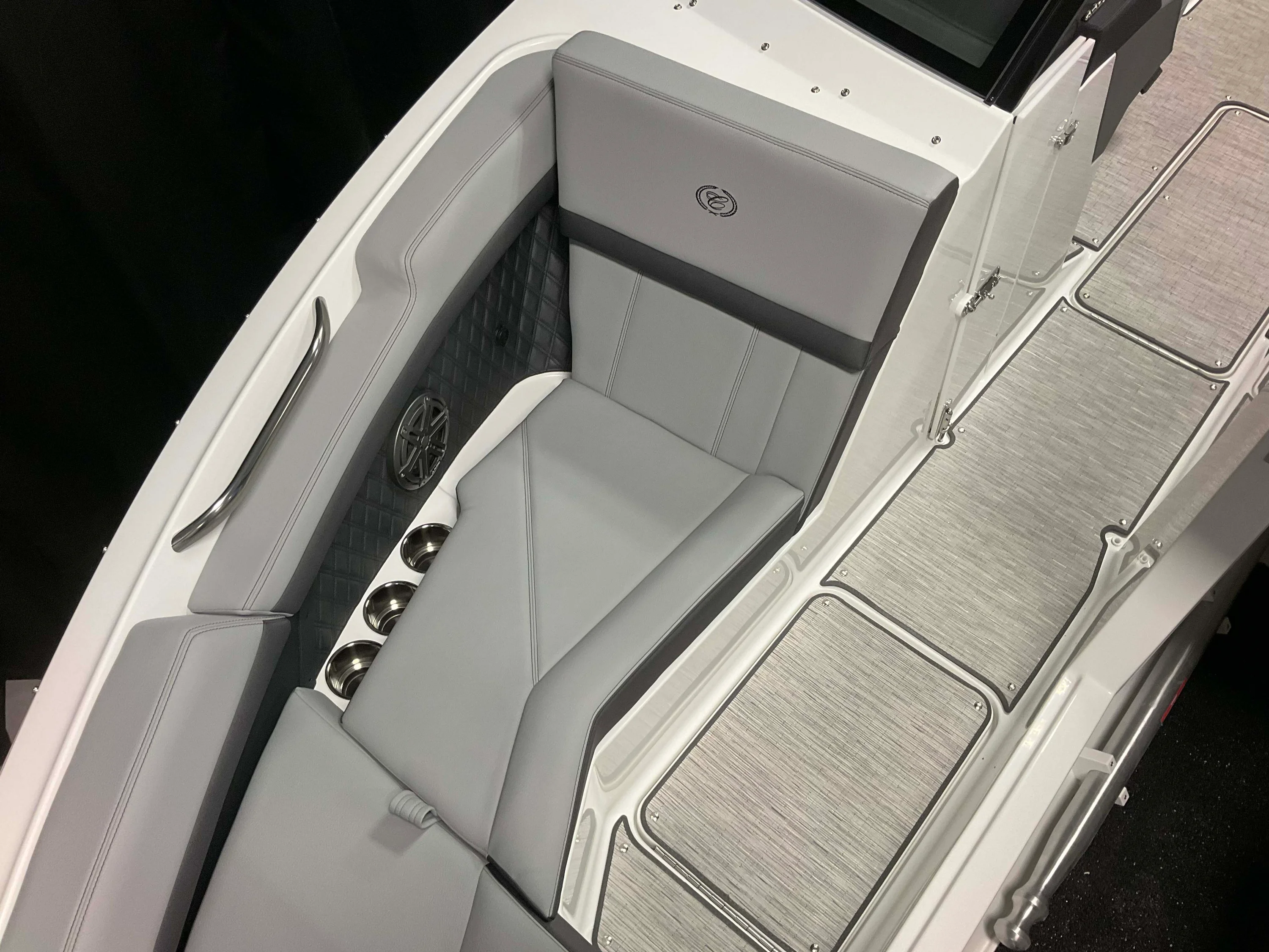 2026 Cobalt R4 Outboard Image Thumbnail #14