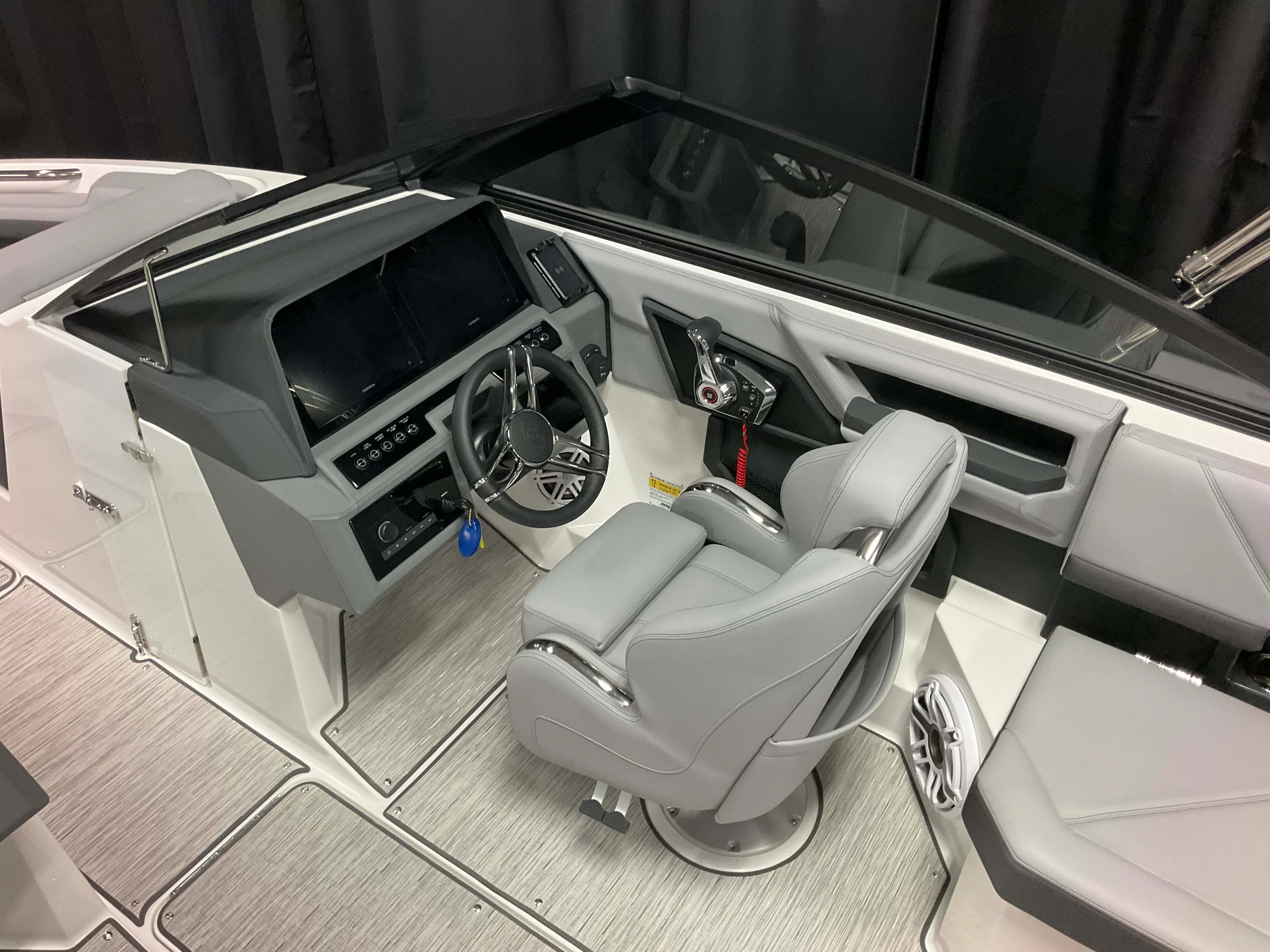 2026 Cobalt R4 Outboard Image Thumbnail #37