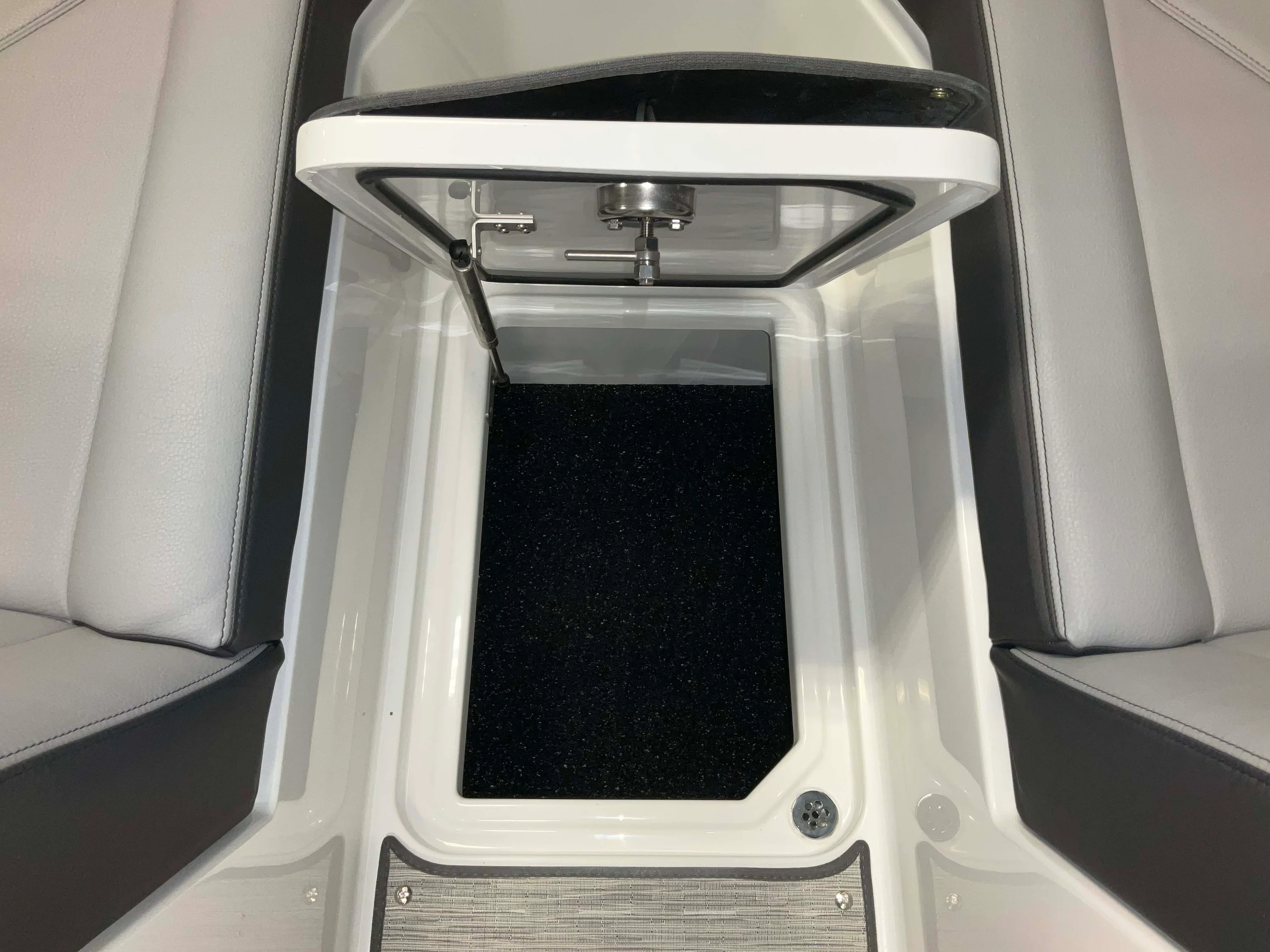 2026 Cobalt R4 Outboard Image Thumbnail #21