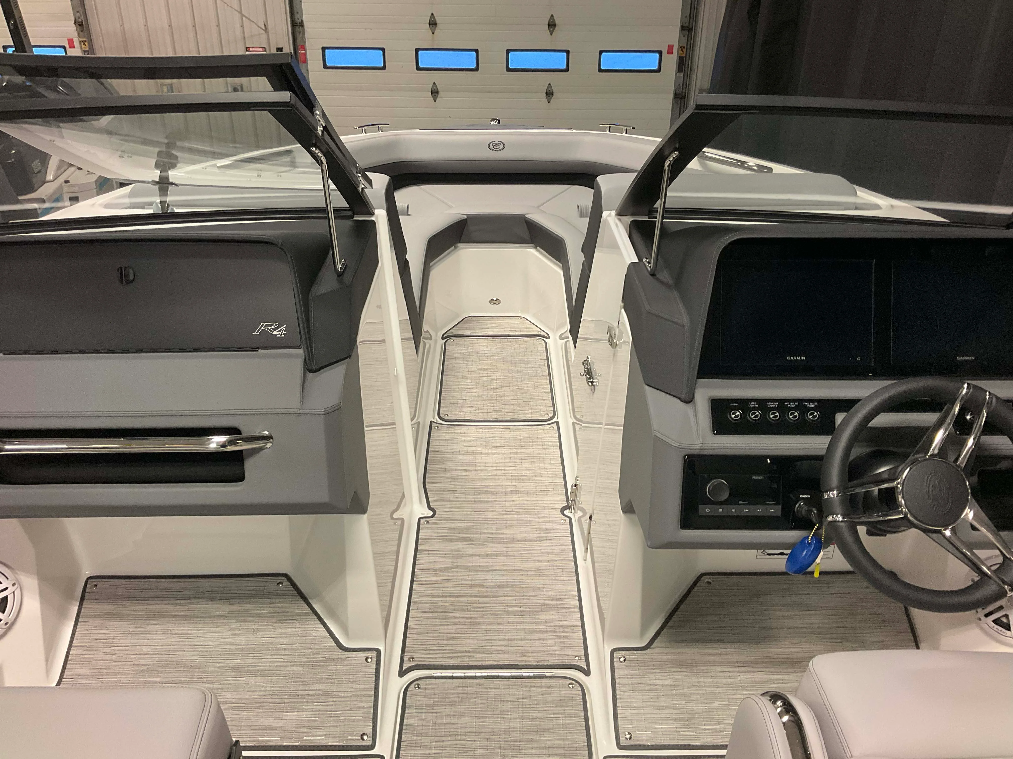 2026 Cobalt R4 Outboard Image Thumbnail #23