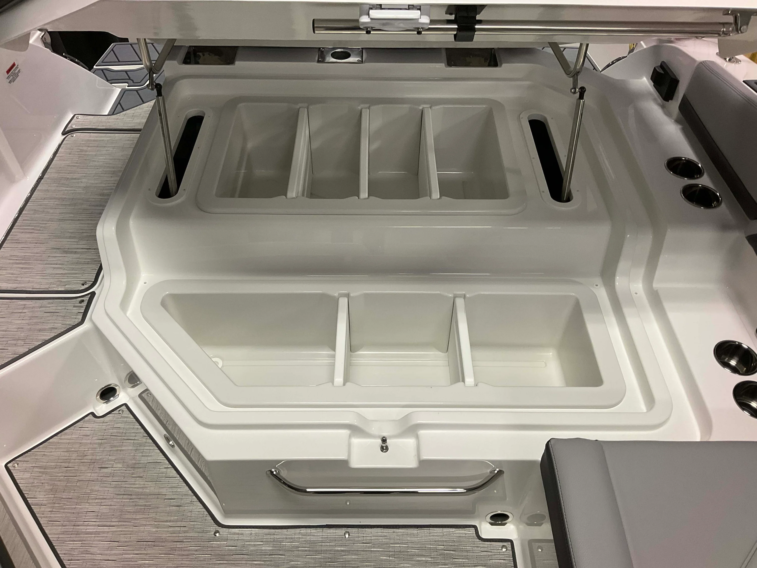 2026 Cobalt R4 Outboard Image Thumbnail #50