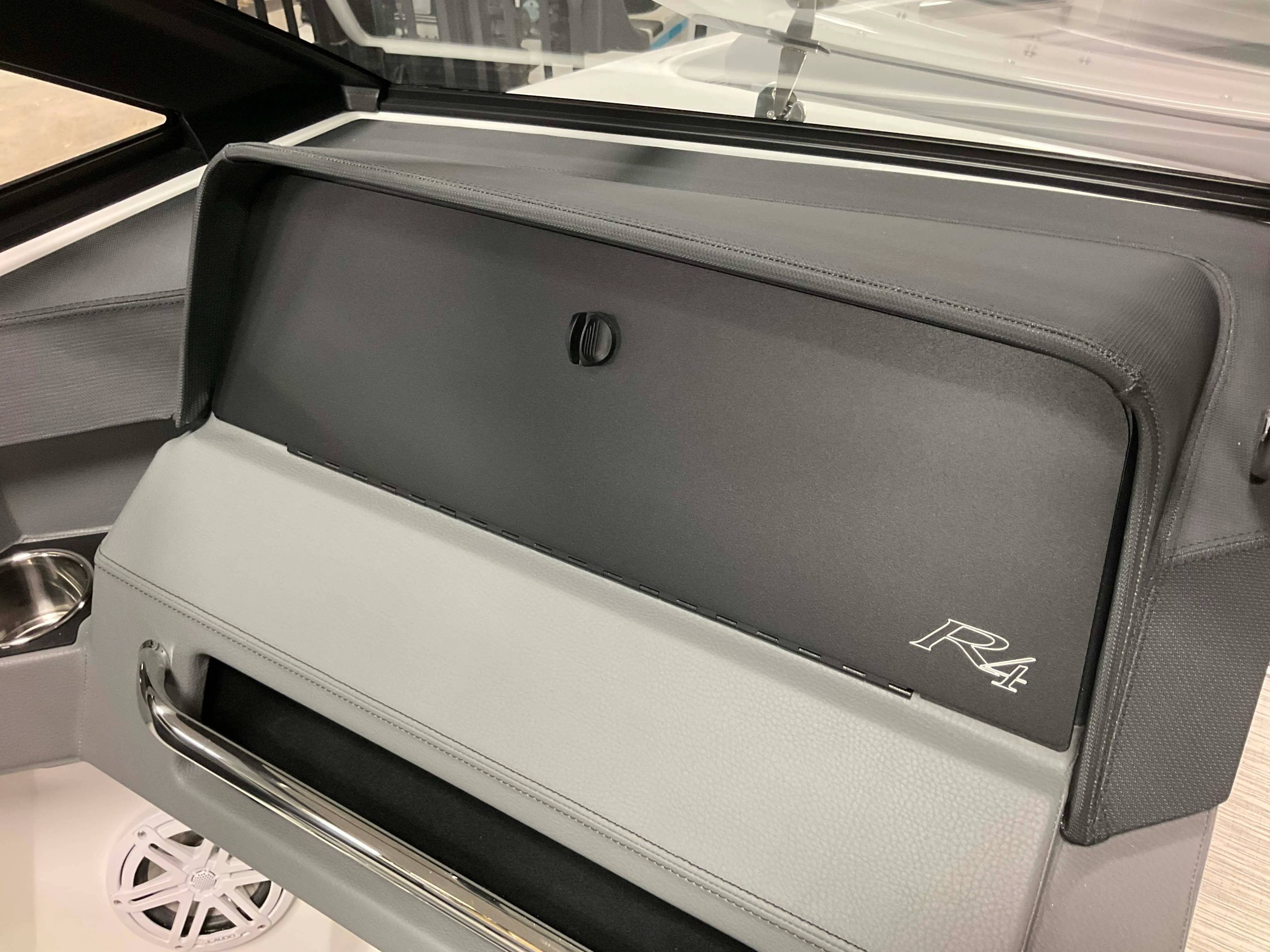 2026 Cobalt R4 Outboard Image Thumbnail #28