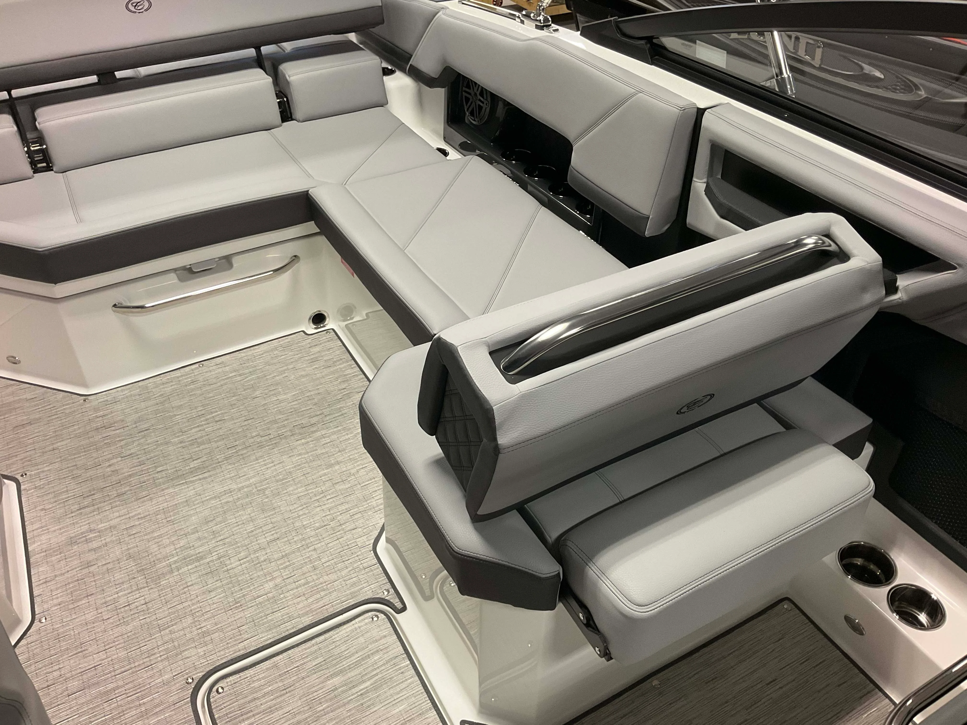 2026 Cobalt R4 Outboard Image Thumbnail #32