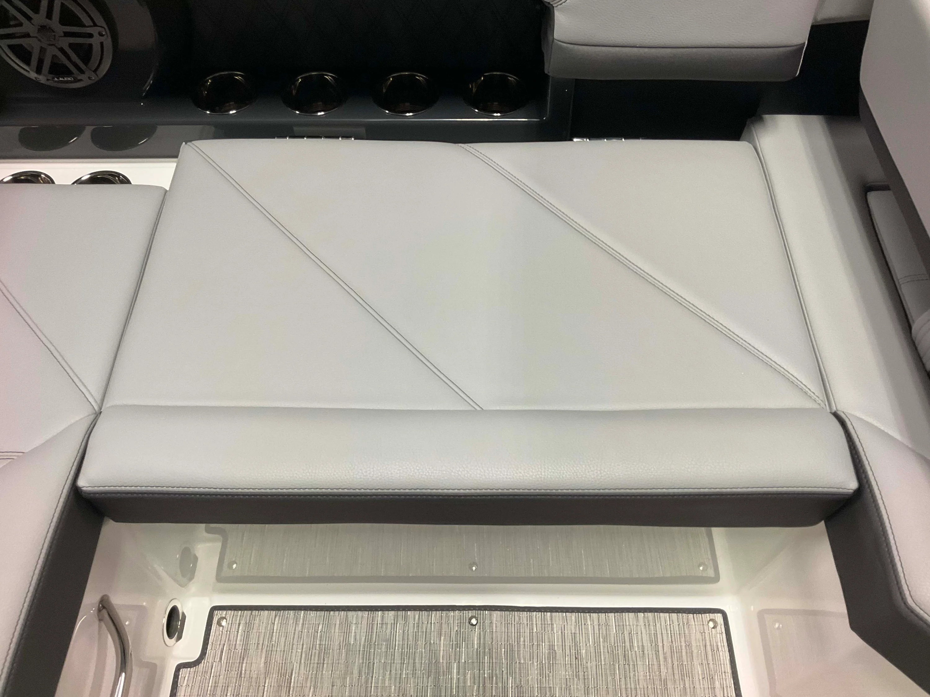 2026 Cobalt R4 Outboard Image Thumbnail #44