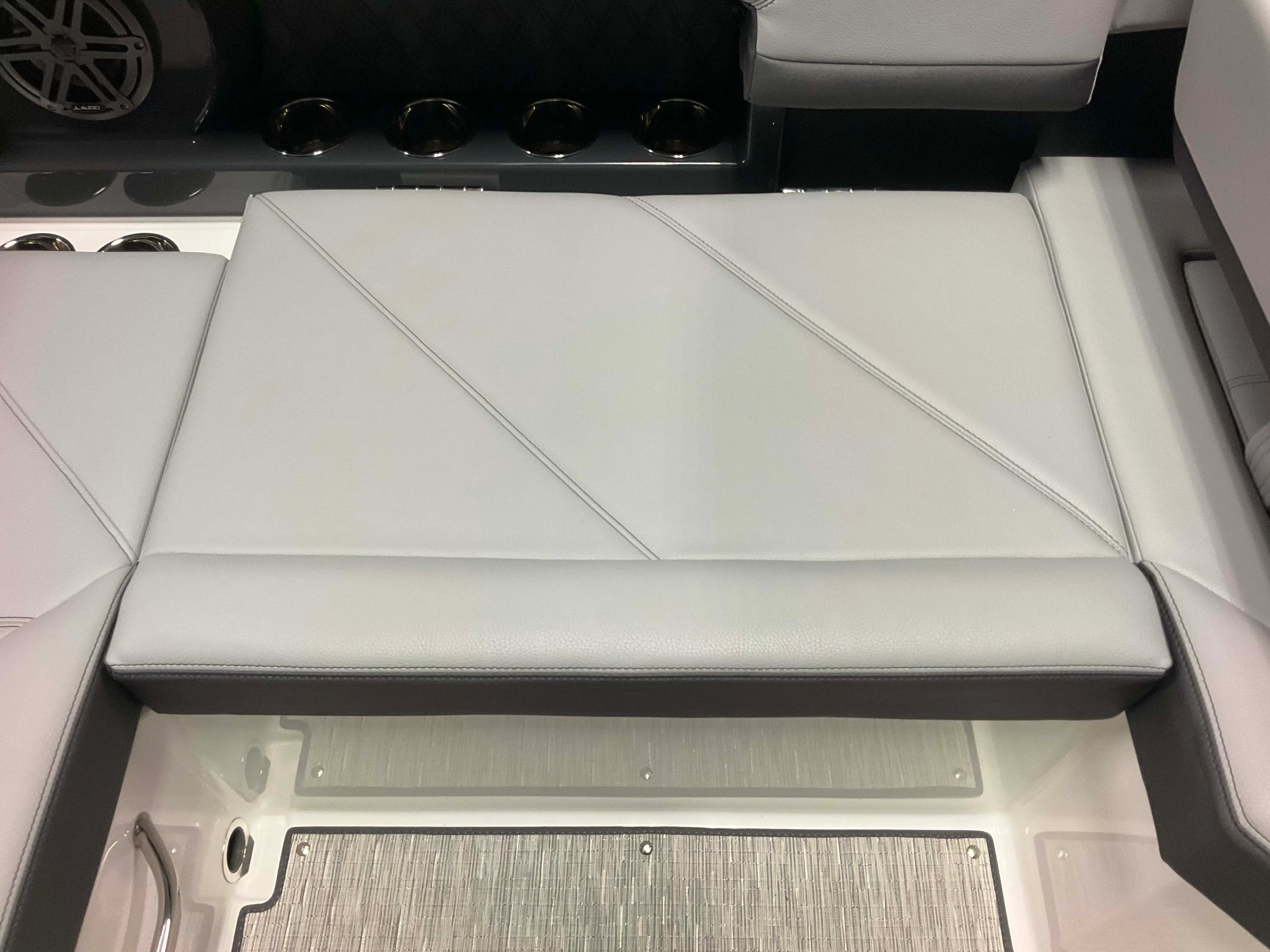 2026 Cobalt R4 Outboard Image Thumbnail #44