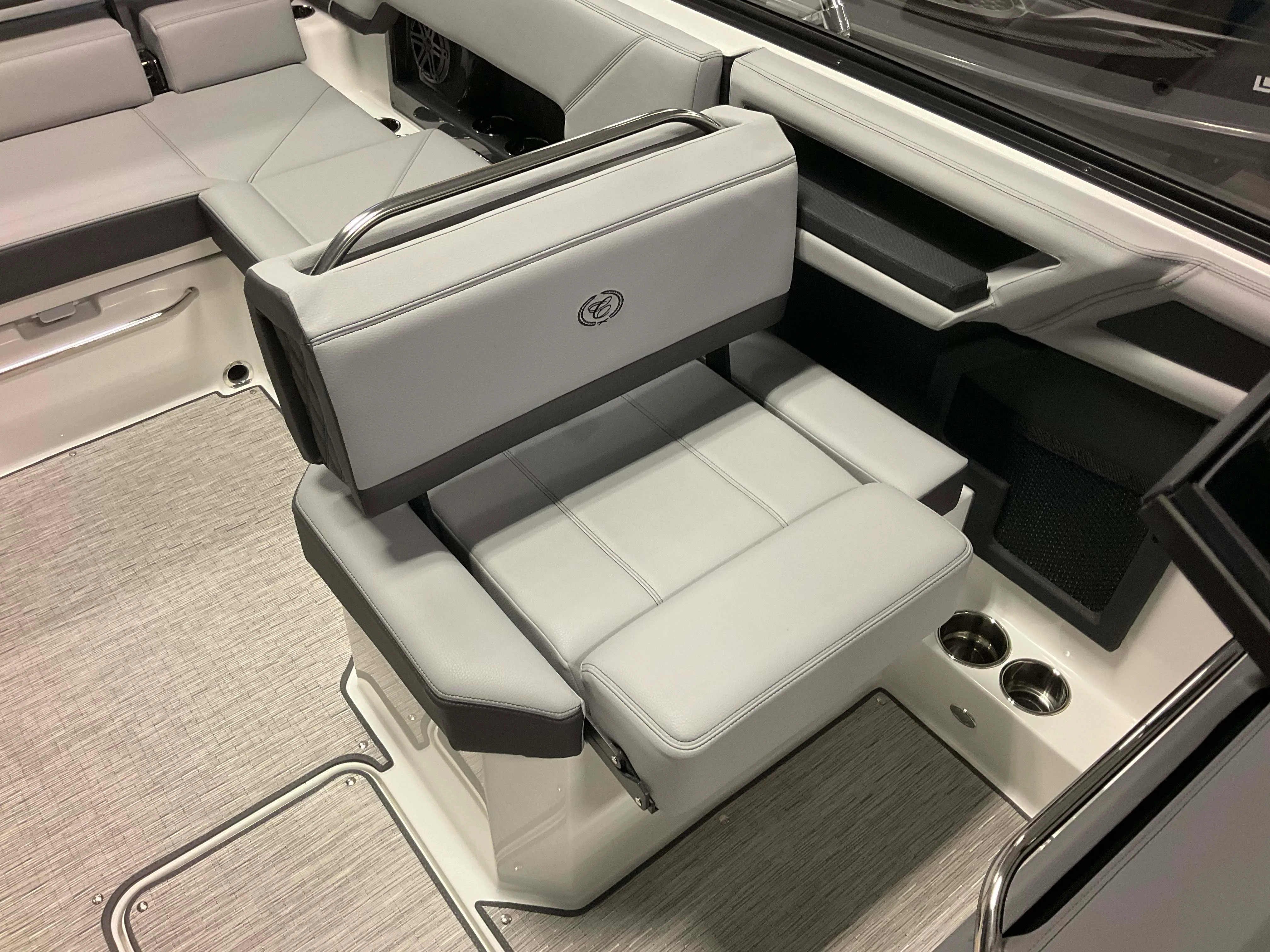 2026 Cobalt R4 Outboard Image Thumbnail #31