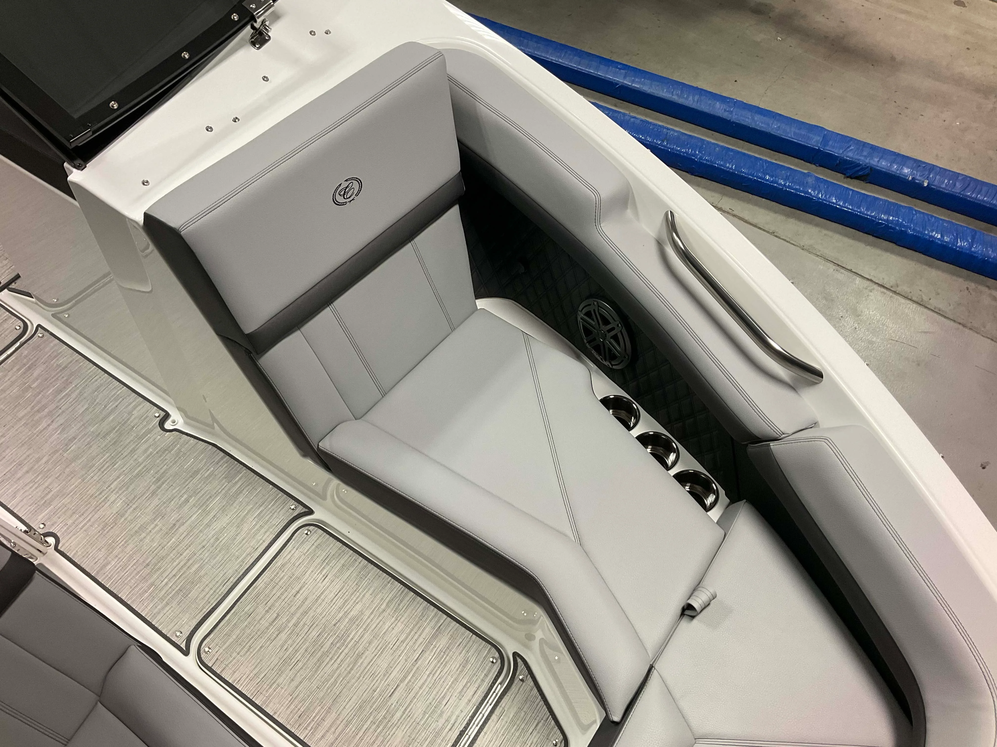 2026 Cobalt R4 Outboard Image Thumbnail #12