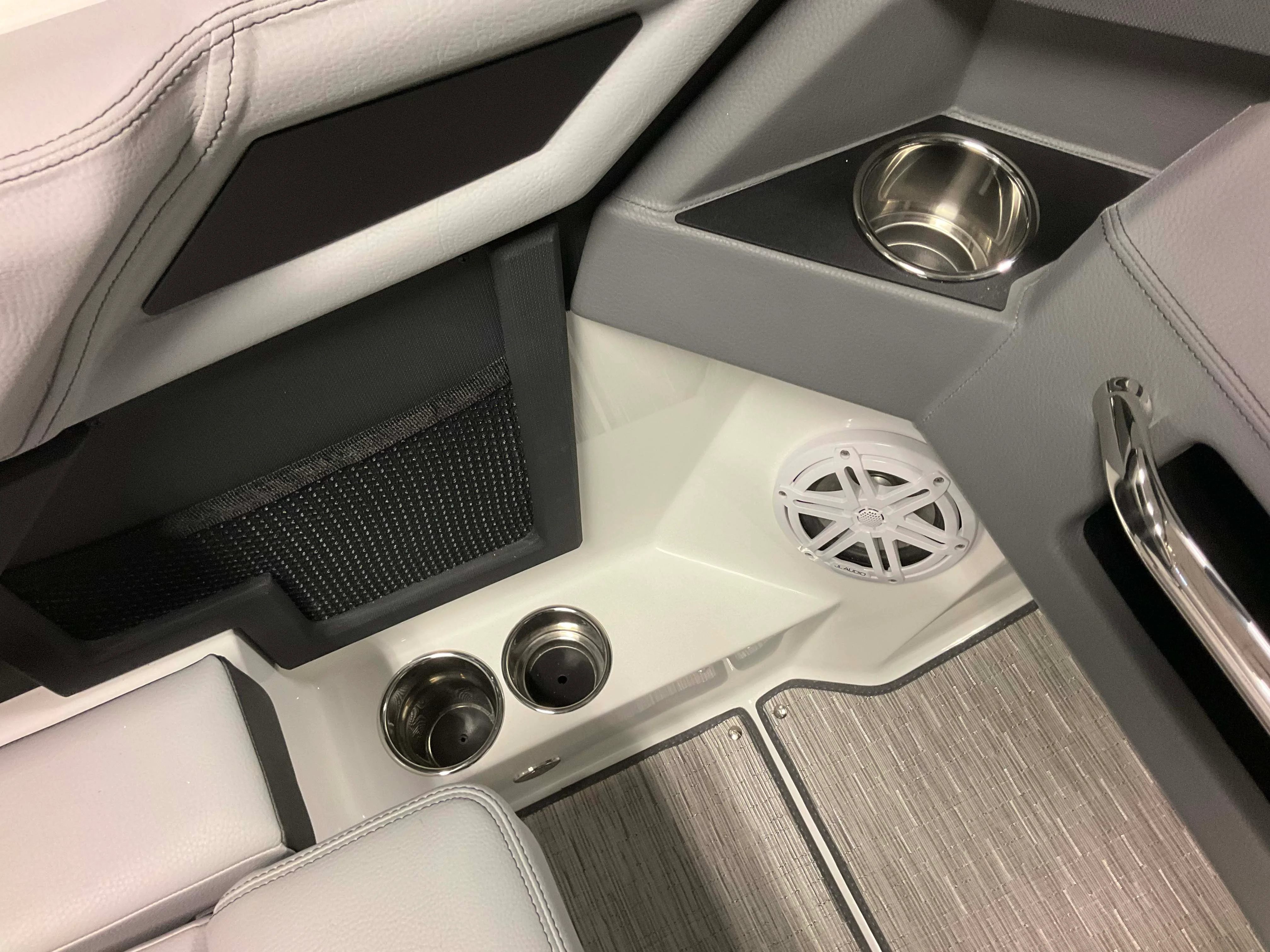 2026 Cobalt R4 Outboard Image Thumbnail #30