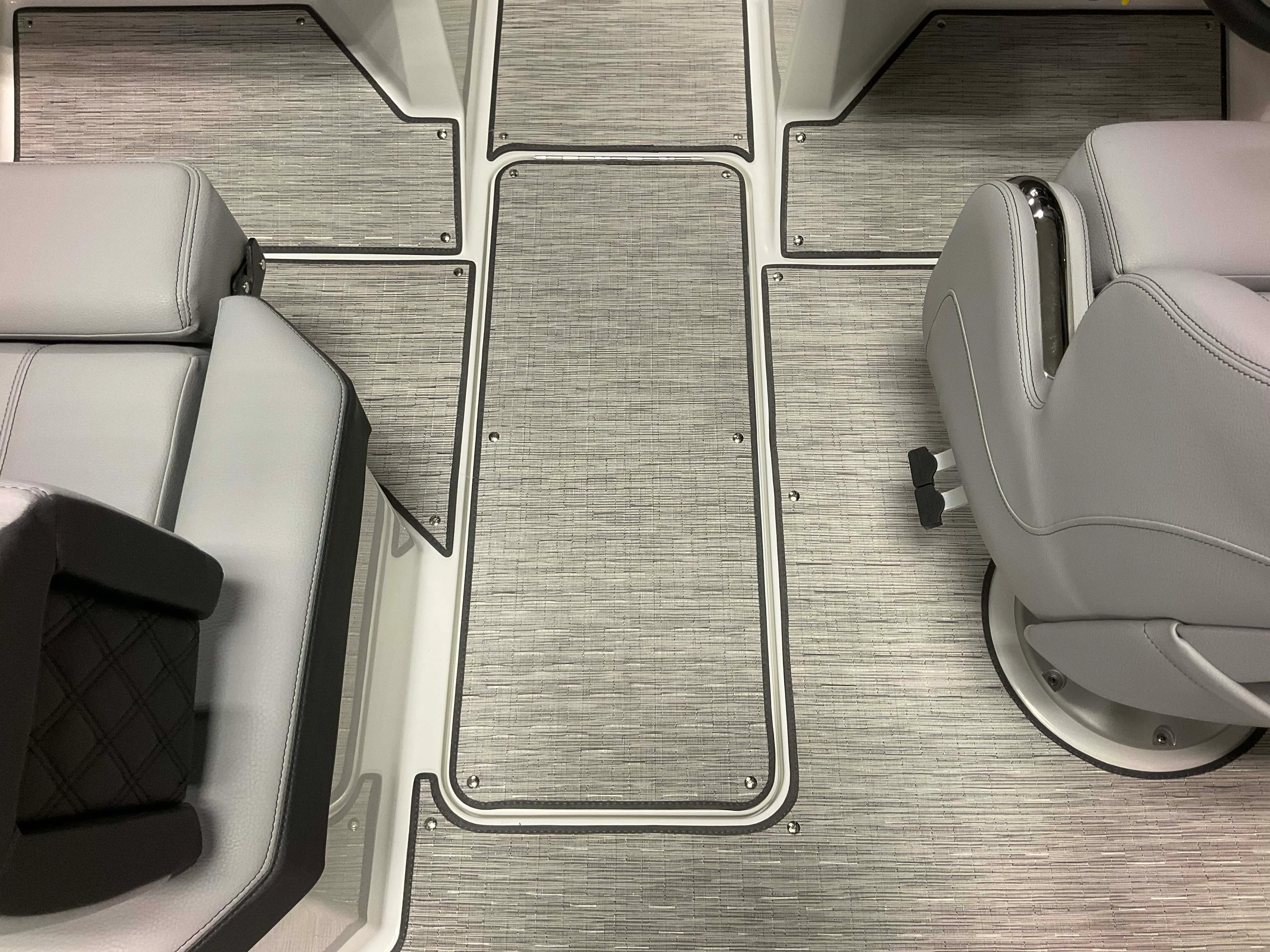 2026 Cobalt R4 Outboard Image Thumbnail #35