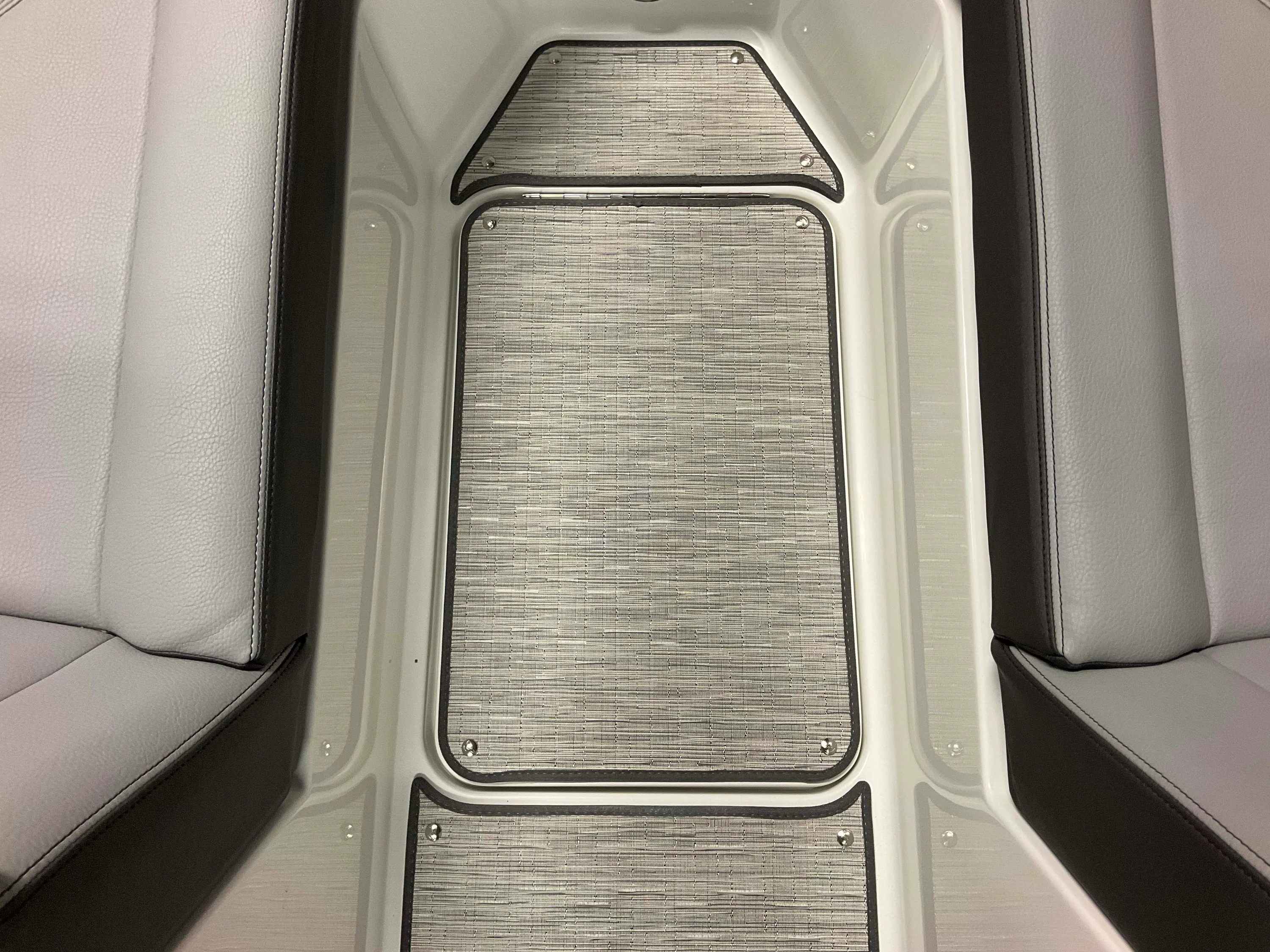 2026 Cobalt R4 Outboard Image Thumbnail #20