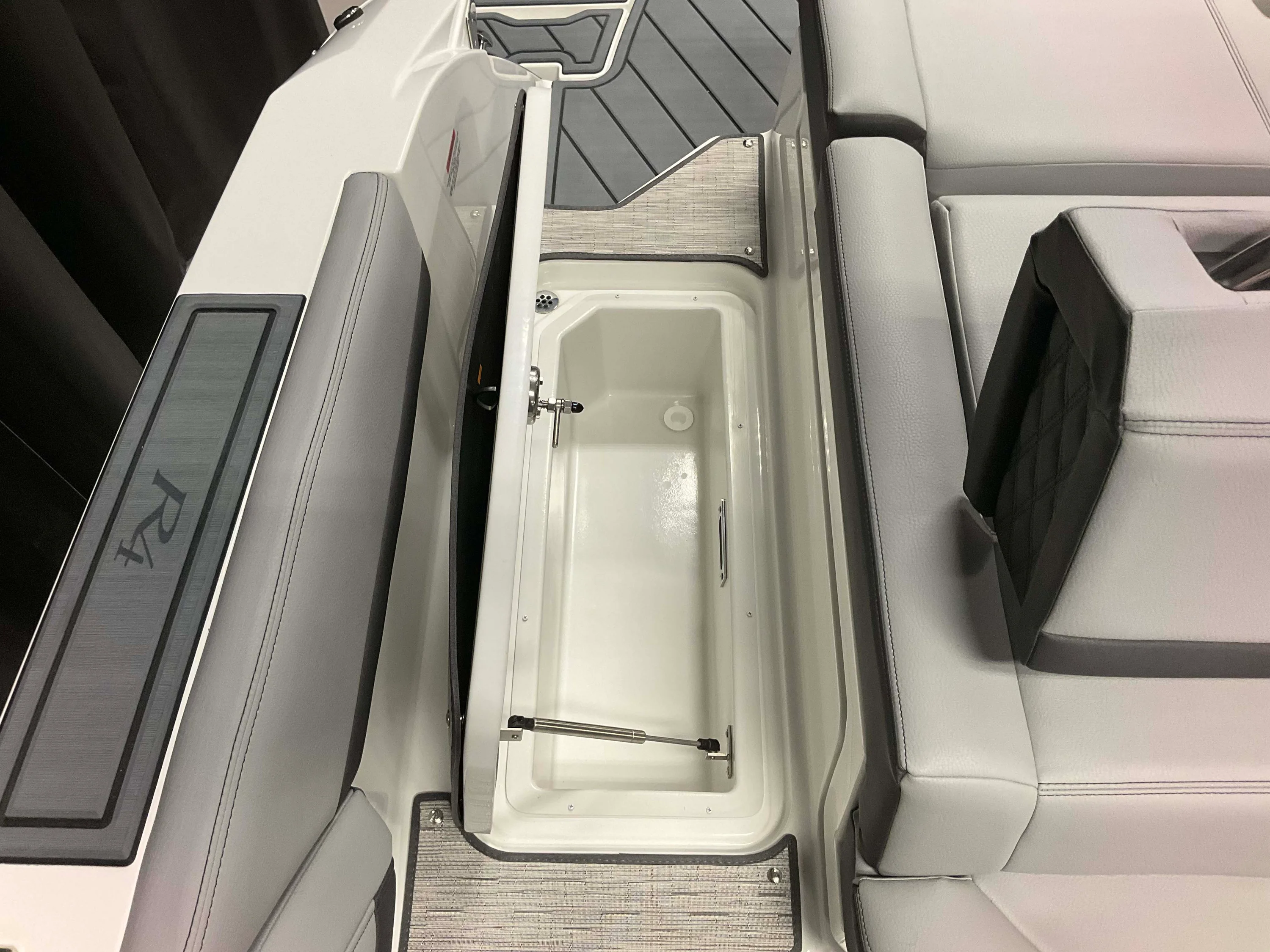 2026 Cobalt R4 Outboard Image Thumbnail #62