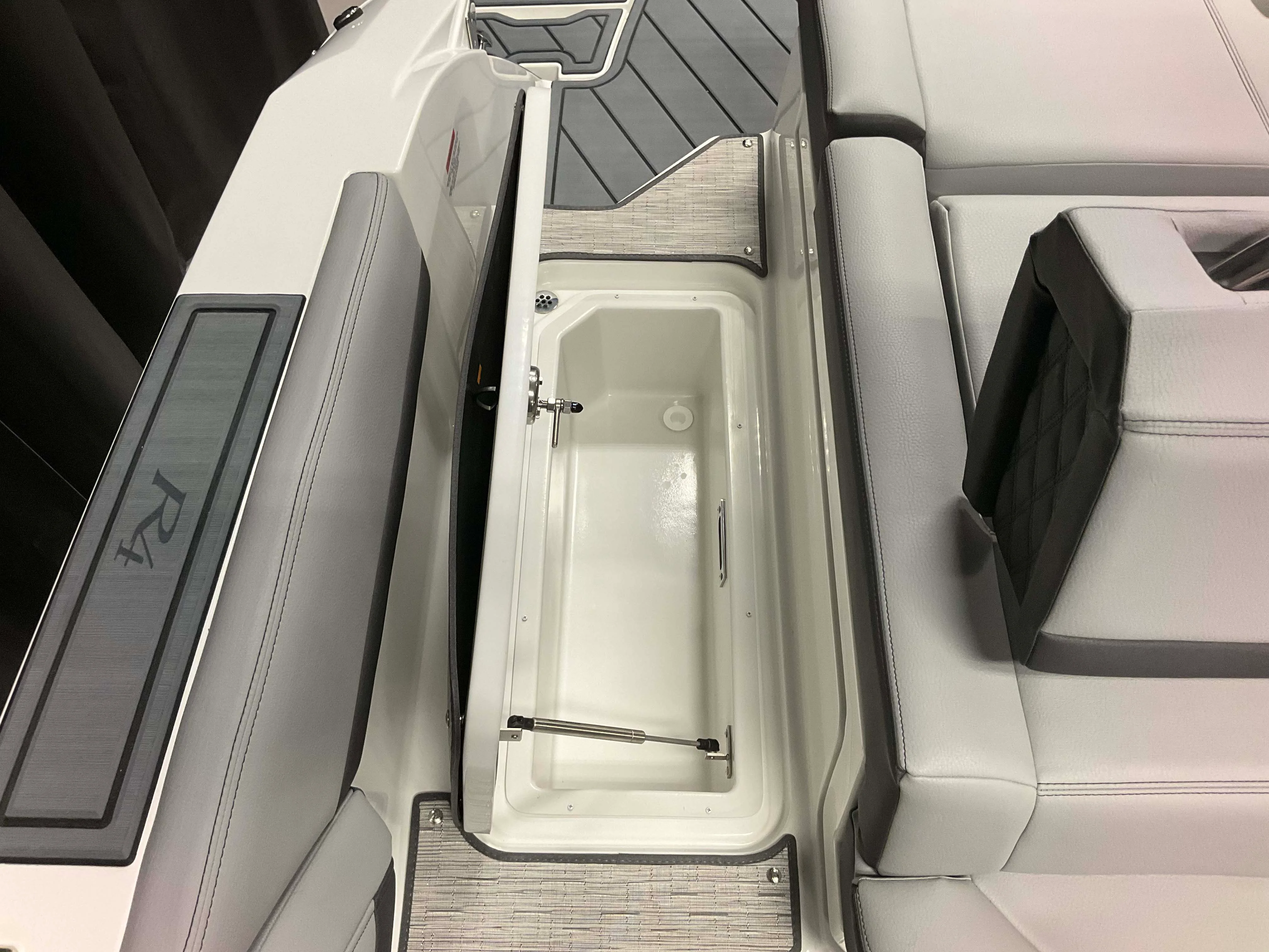 2026 Cobalt R4 Outboard Image Thumbnail #62