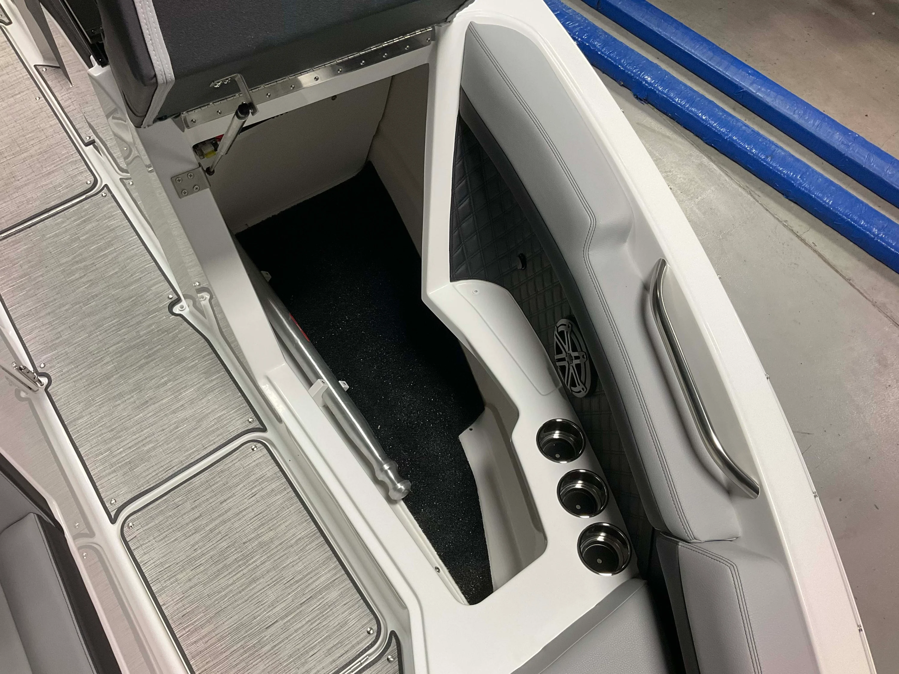 2026 Cobalt R4 Outboard Image Thumbnail #13