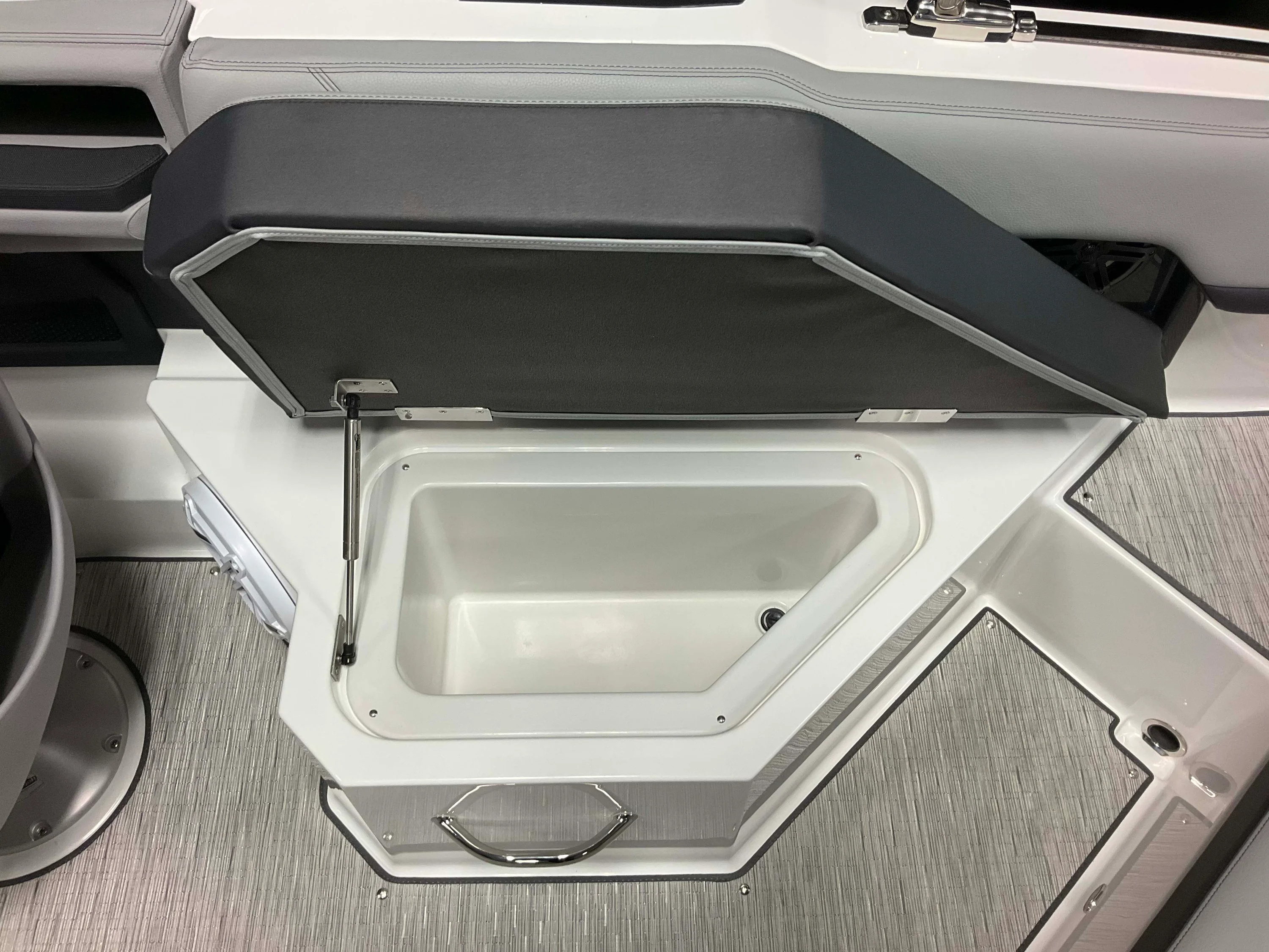 2026 Cobalt R4 Outboard Image Thumbnail #43