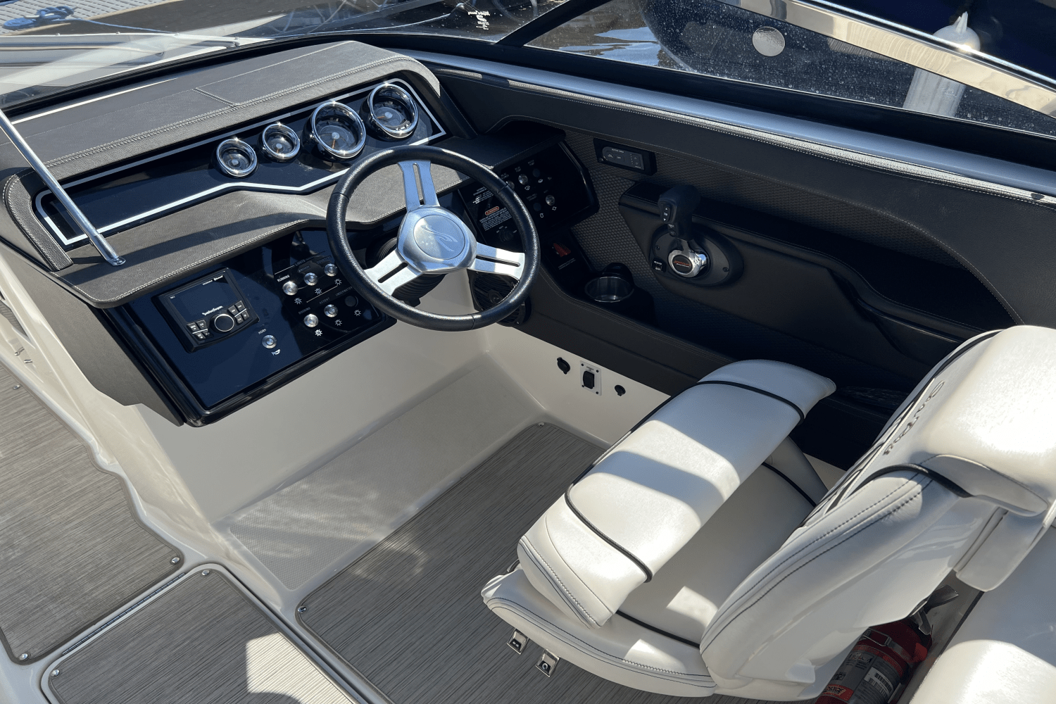 2018 Sea Ray 230 SLX Image Thumbnail #11