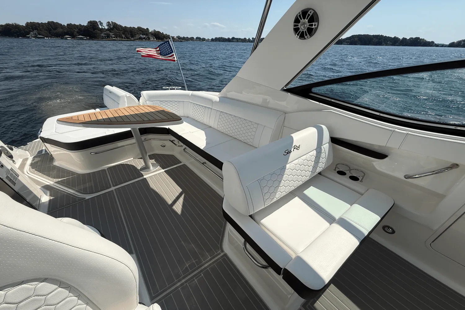 2025 Sea Ray 320 SUNDANCER Image Thumbnail #9