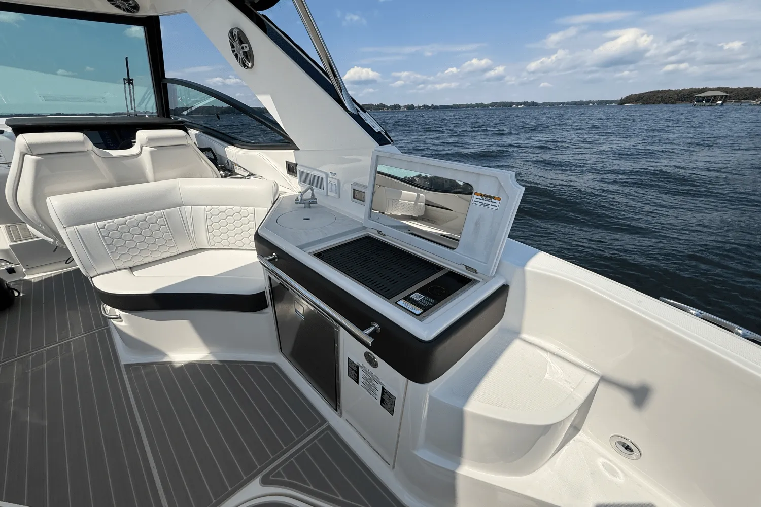 2025 Sea Ray 320 SUNDANCER Image Thumbnail #20