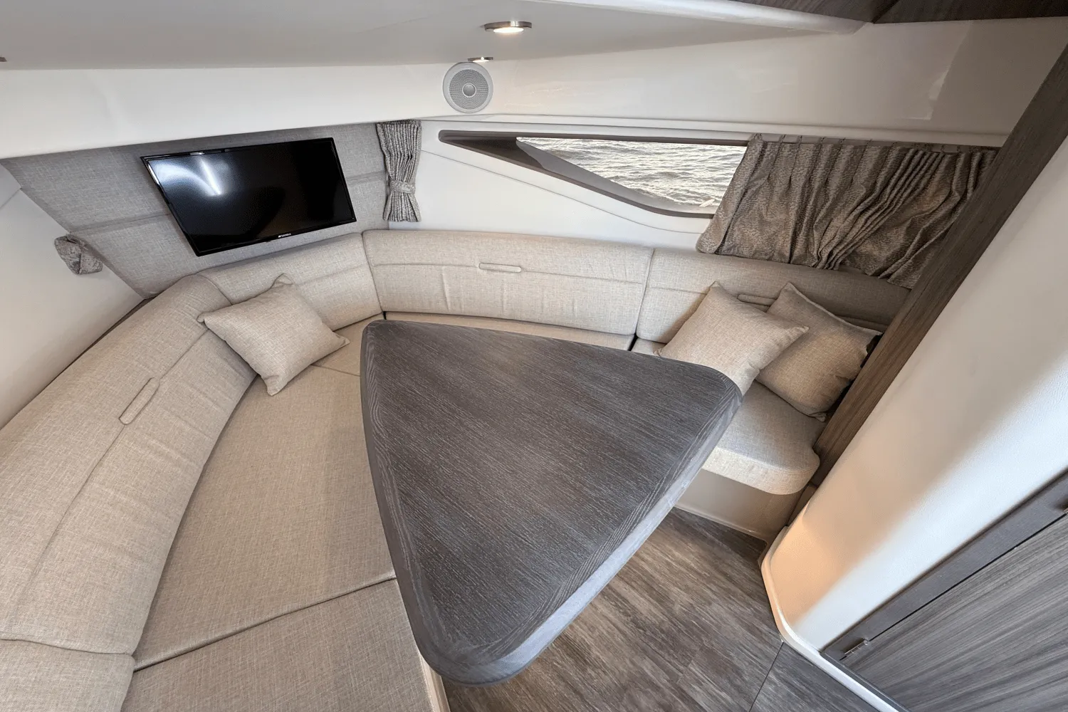 2025 Sea Ray 320 SUNDANCER Image Thumbnail #24