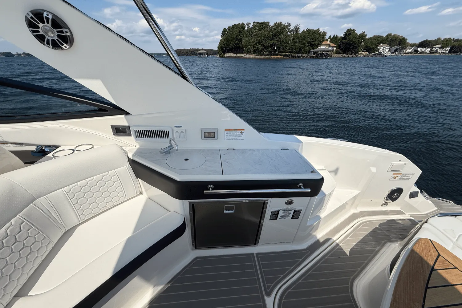2025 Sea Ray 320 SUNDANCER Image Thumbnail #19