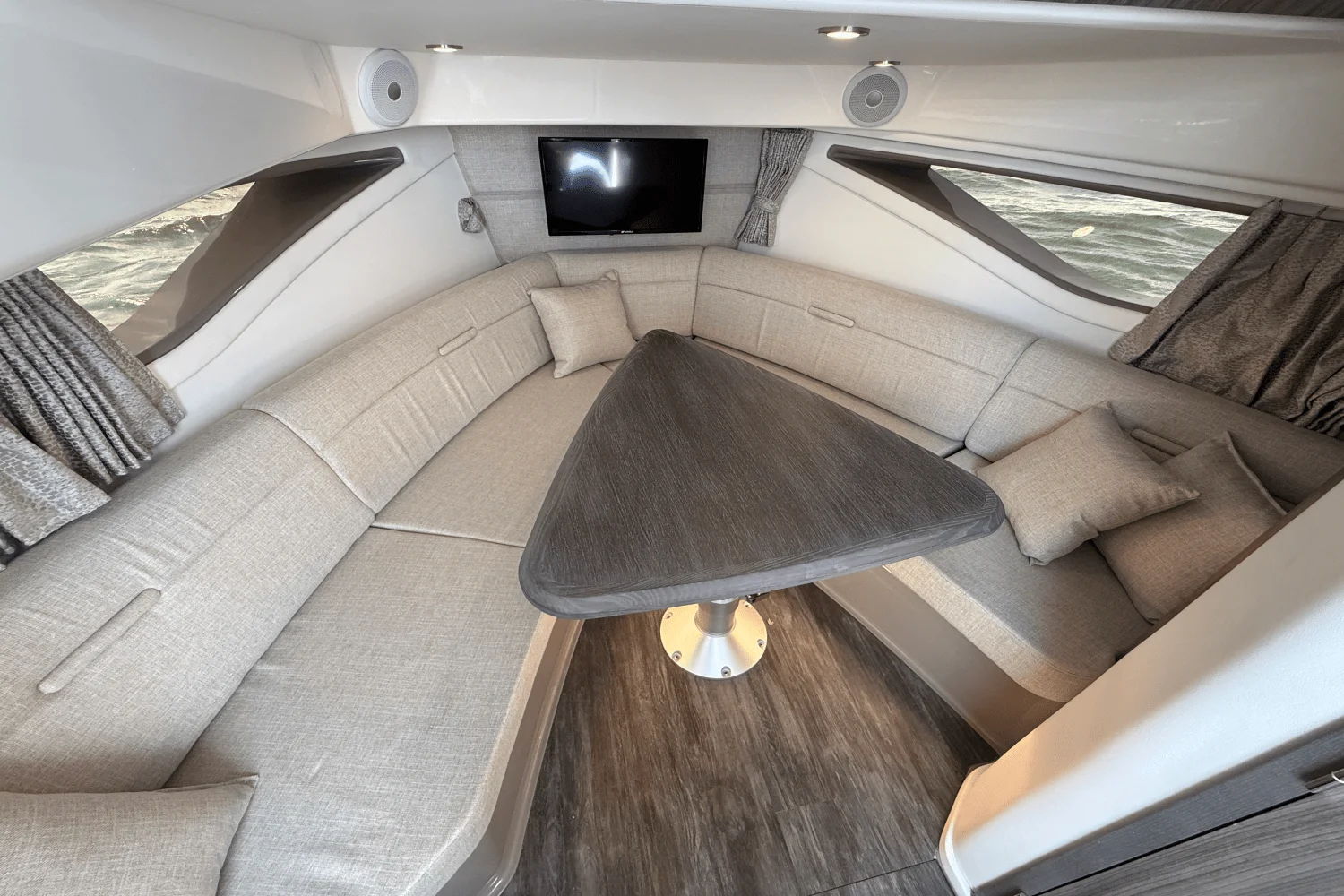 2025 Sea Ray 320 SUNDANCER Image Thumbnail #23