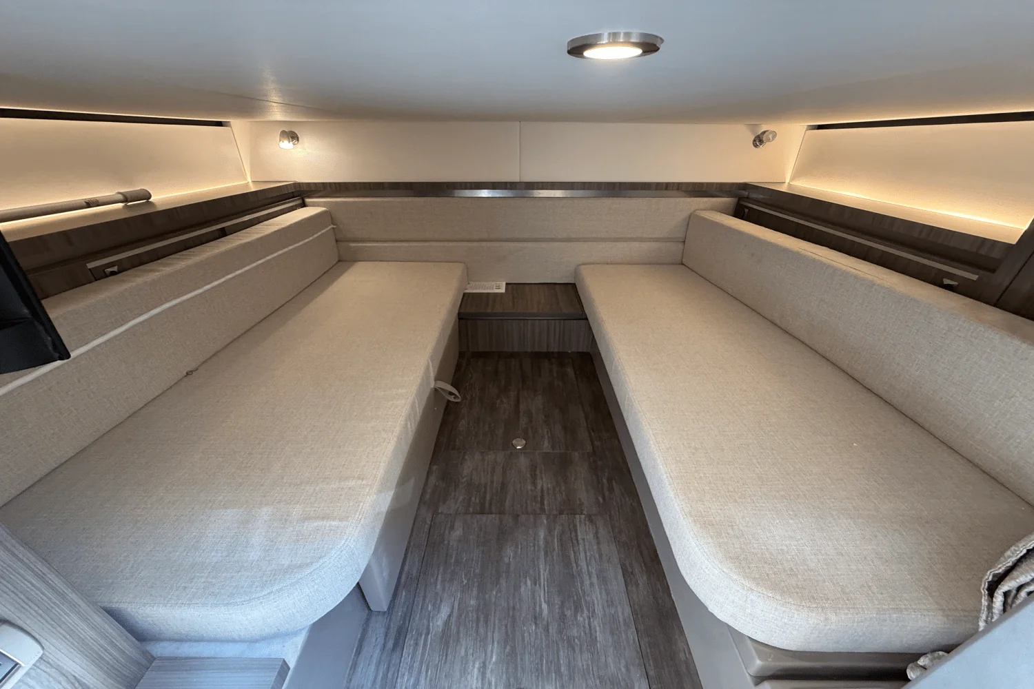 2025 Sea Ray 320 SUNDANCER Image Thumbnail #30