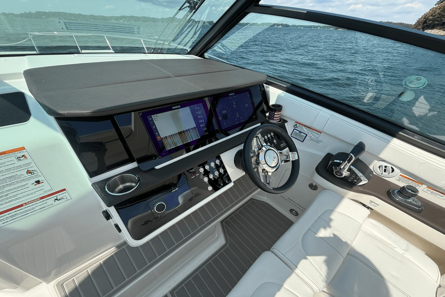 2025 Sea Ray 320 SUNDANCER Image Thumbnail #15